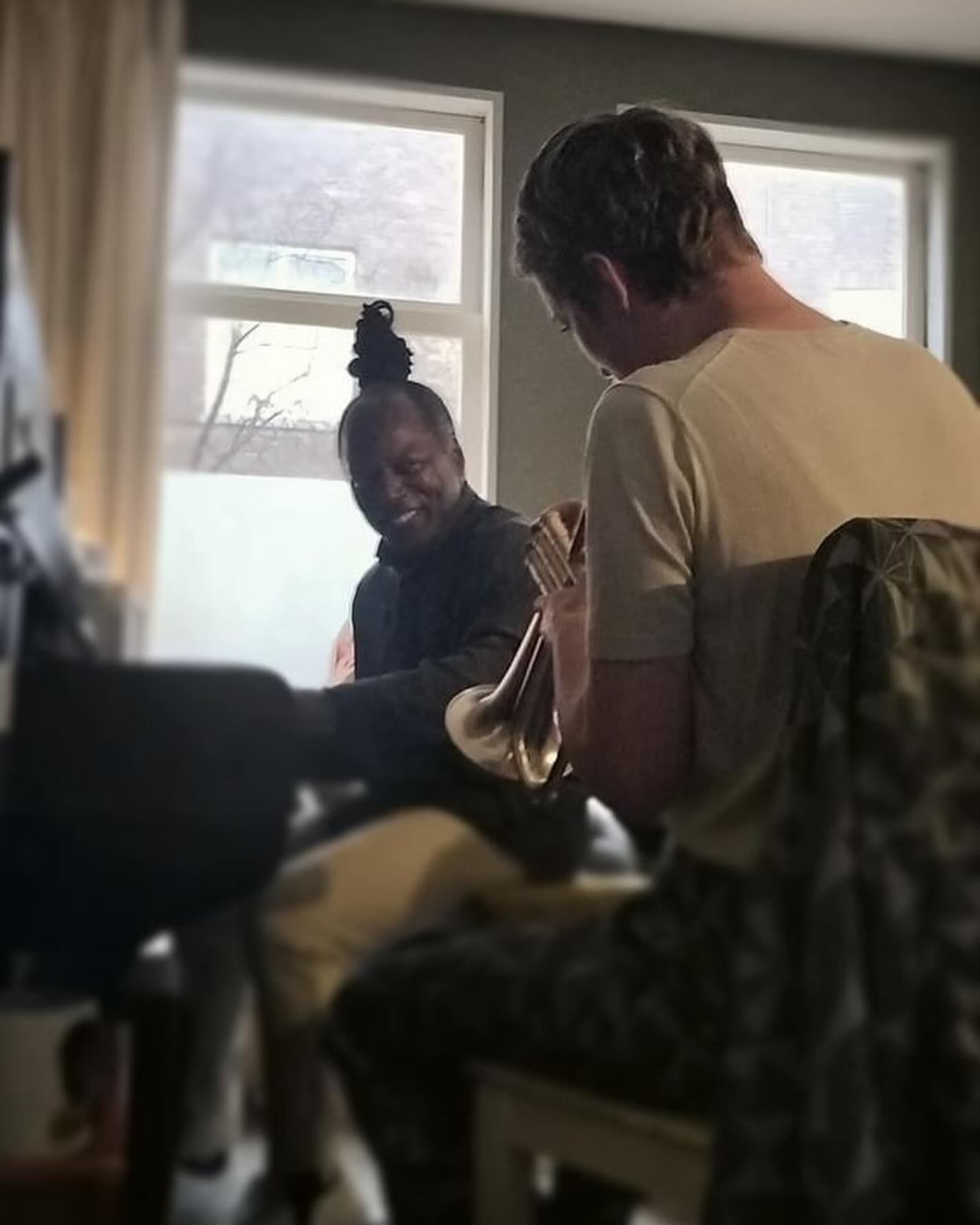 Foto’s van het huiskamerconcert dat Ramón Valle en ik dit weekend gaven. Wat een feest! Met als special guest the one and only, the best, the lovely @adindameertins Dit gaan we vaker doen! Foto’s: @brbra_q De bügel die ik bespeel is van @adamsbrass