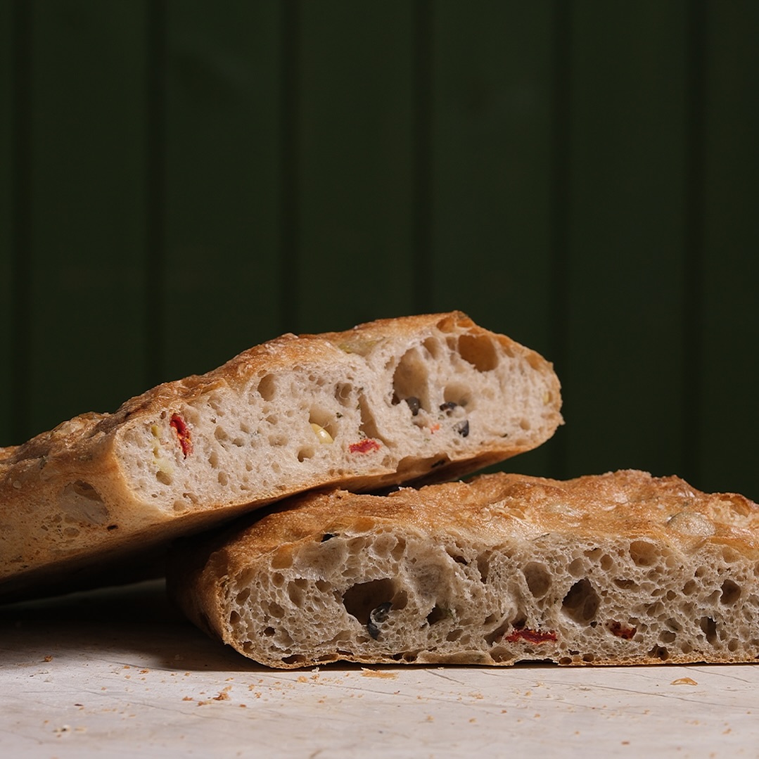 Toskana ekmeği, zamana ve özene dayalı bir lezzet mirasıdır.
Yoğun kabuğu ve iri delikli yapısıyla, her lokmada Toskana’nın sıcak güneşi ve bereketli topraklarını hissetmeye hazır mısınız?🌾✨
.
.
.
.
#GelenekselLezzetler #OldFarmBakery #ToskanaEkmeği