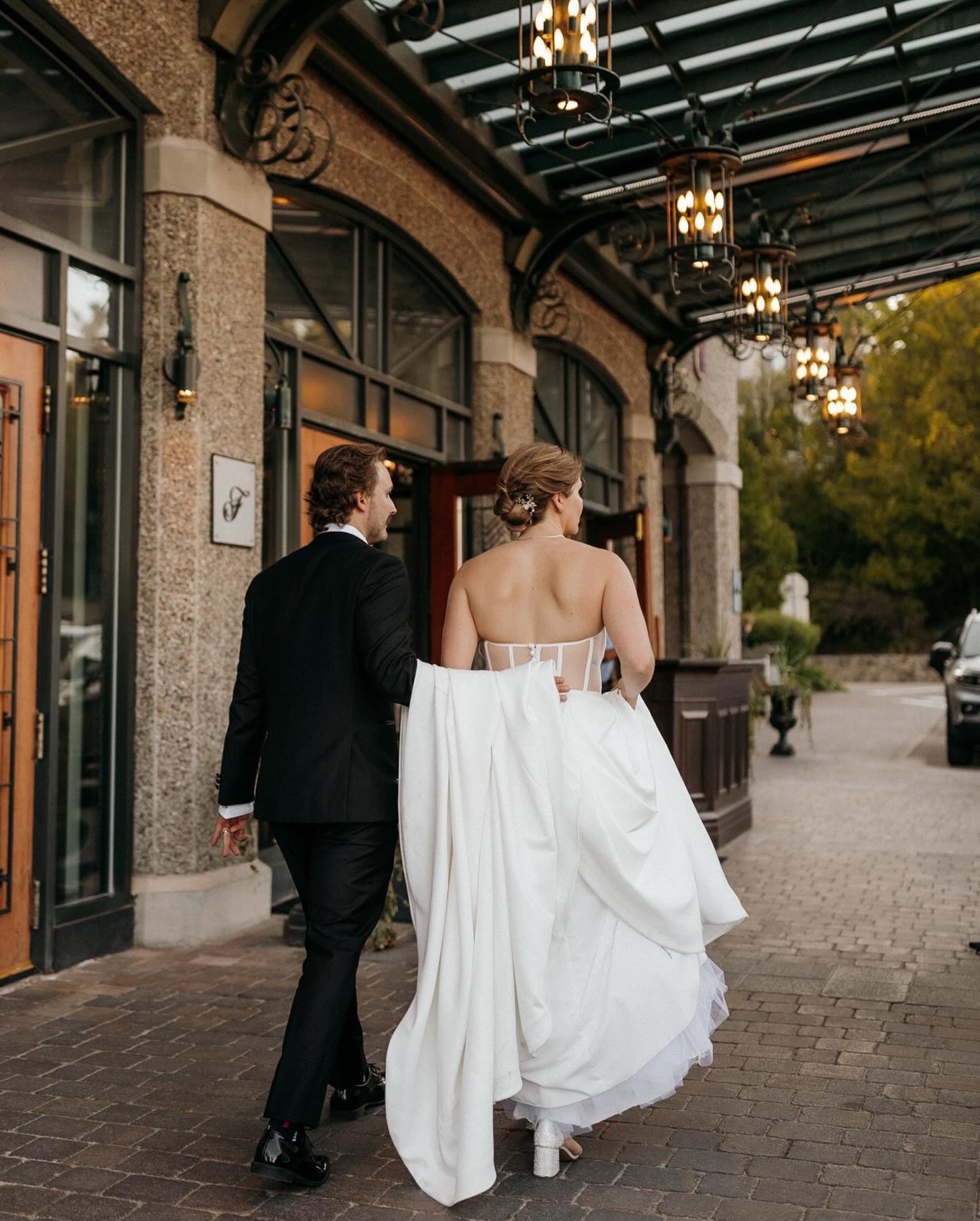 Gérer les différentes lumières le jour d’un mariage; ça reste selon moi le plus grand défi des photographes de mariage.
Avec l’expérience j’ai appris à tirer le maximum de chaque situation avec les bons angles et les bonnes directives pour créer des images créatives et qui reflètent la journée vécue par mes mariés.
N’aies pas peur d’expérimenter différents angles pour trouver TA recette dans tous les contextes de lumière possibles.
Parfois les clients sont attirés par des décors qui offrent une piètre qualité de lumière; à mort les éclairages inégaux parce qu’il y a une belle plate-bande de fleurs 👎🙅🏻♀️
💡Sois leader avec tes clients; c’est à toi de prendre les décision des endroits pour prendre les photos pour avoir un résultat magnifique selon tes forces et tes habilités.
TOI ; quelle situation de lumière aimerais-tu mieux maîtriser ?
Laquelle te pose un défi à la prise de vue et/ou à la retouche?
Sur ces images;
Les magnifiques Pyper & Daniel ❤️
Je vais sûrement faire une autre publication de eux.
..
Venue; @fairmontmanoir
Fleurs; @fetesgrenadine
.
.
#quebeccityphotographer #weddingphotographer #quebeccityweddingphotographer #lamalbaieweddingphotographer #charlevoixweddingphotographer #photographemariageparis #photographemariagequebec #photographergreece