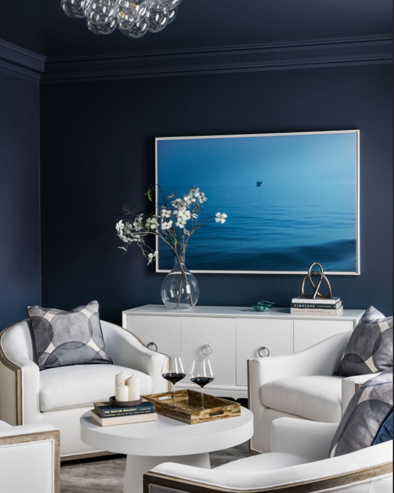 Friday vibes @joyellewest #saturatedcolors #marthasvineyard #marthasvineyardlife #marthasvineyardstyle #edgartown #interiordesign #residentialdesign #cozyhomerus