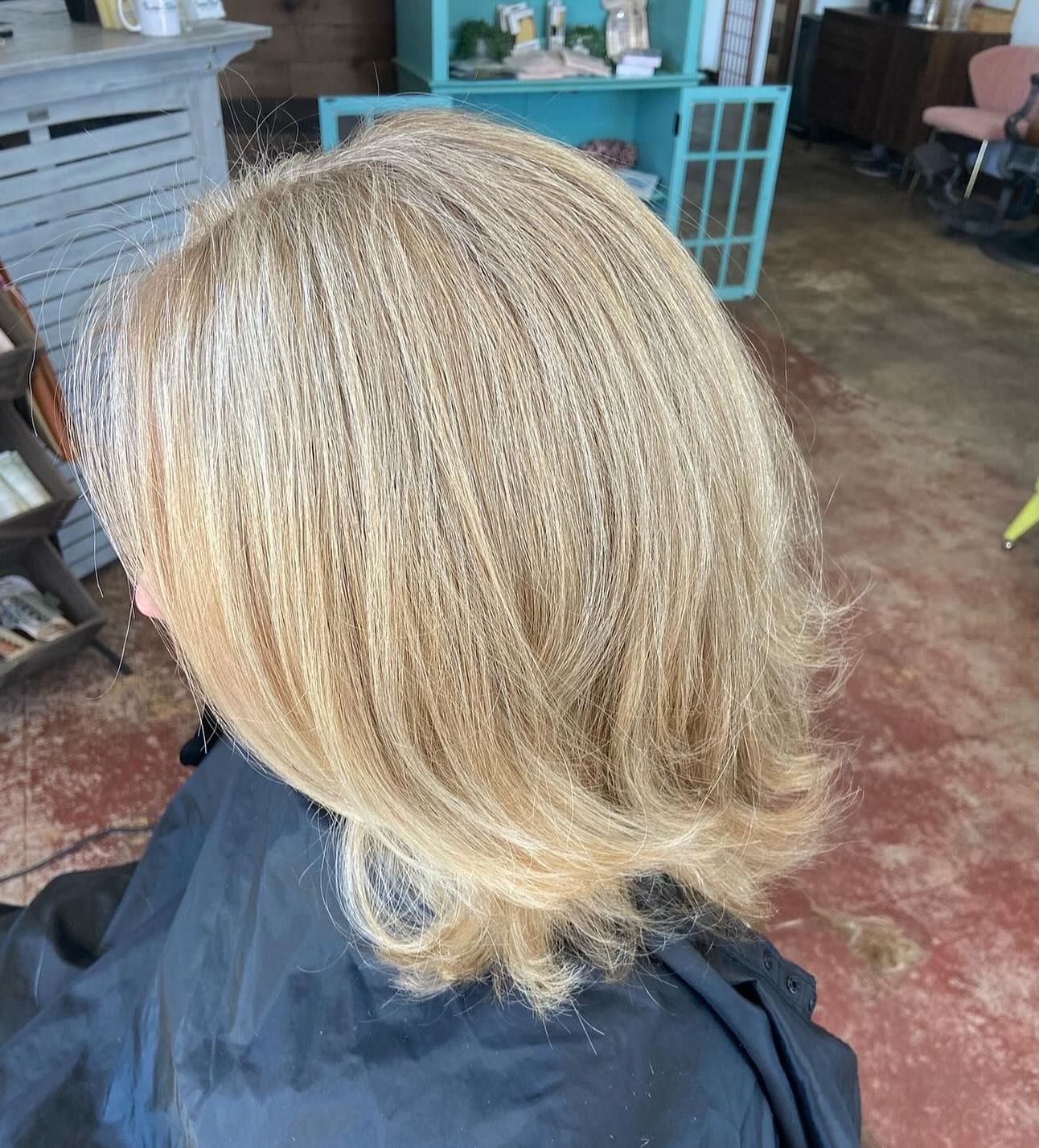 Perfectly bright and blonde🫶
Highlights for this lovely client to keep her looking naturally blonde for spring
@hair.by.tinnaaa
#thesalcal #blondehighlights #blondehair #weknowhealthyblonde #carmelvalley