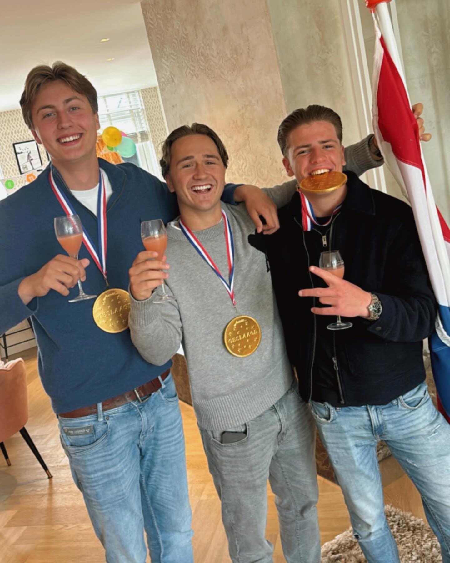 YEAHHHHHHHHHH, zo ontzettend TROTS….Je examen gehaald!!!!
Megaaaaaaaaaa blij!!!! Op naar je volgende opleiding!!!!