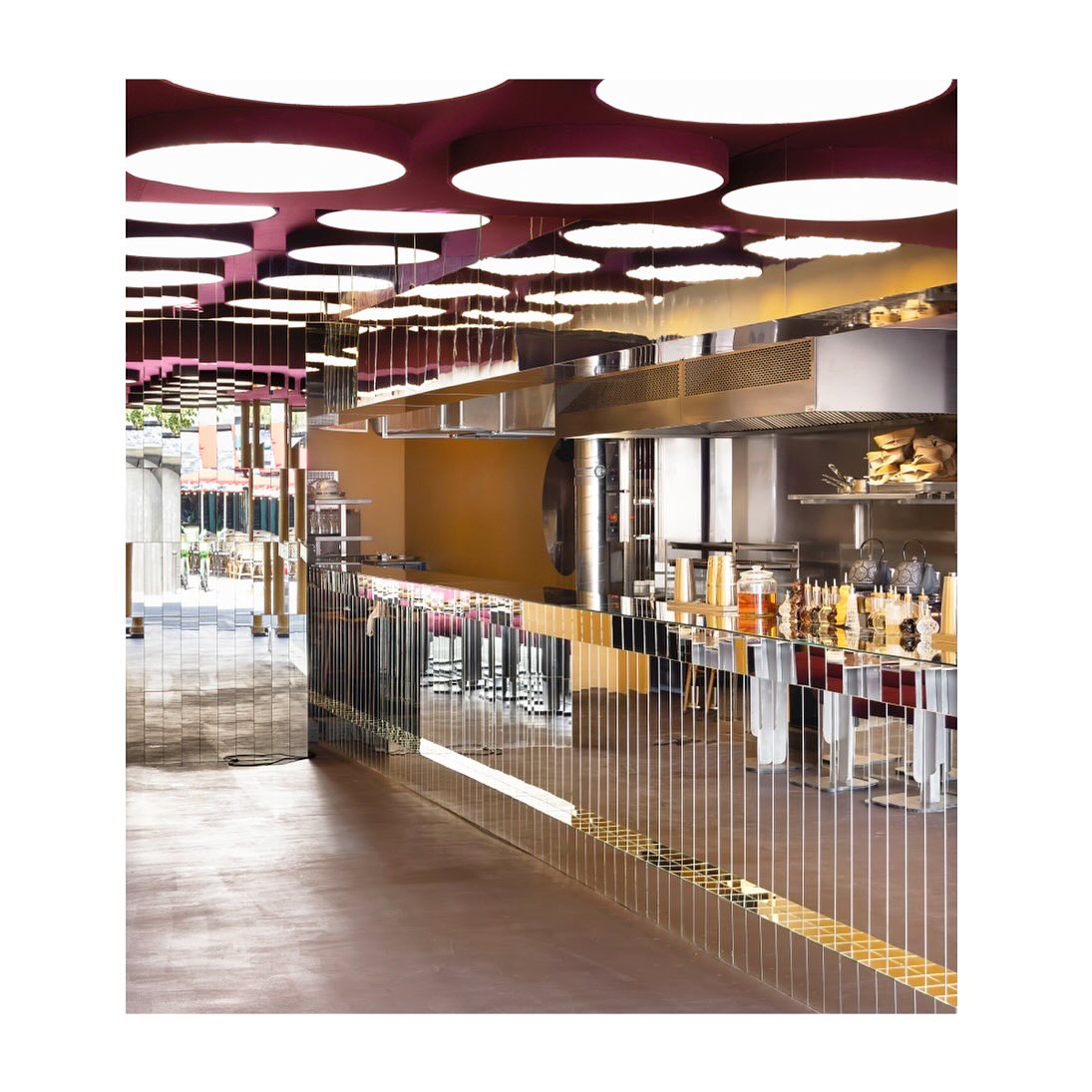 Projet Seeklo - Rénovation totale de ce local commercial en restaurant www.costaudrenovation.com
#restaurantdesign #mirrordesign #mirroredinteriors #restaurantbar #bardesign #restaurantdesigner #renovationrestaurant #restaurantrenovation #restaurantindien #paris11 #restaurantparis #oberkampf