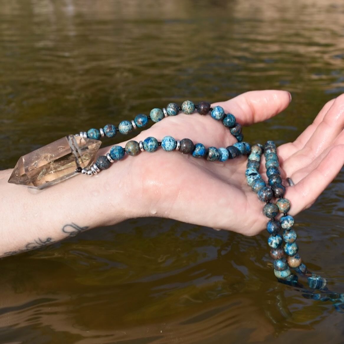 𝑱𝒂𝒑𝒂𝒎𝒂𝒍𝒂 is a sacred necklace, a powerful instrument for meditative practice. It can also be used by anyone. It can be used as a reminder of a personal intention or to seek protection, peace and balance between body, mind, and spirit. It helps those who wear it to keep the mind focused and free from thoughts during meditation. The most used types of Japamalas are those with 108, 54, and 27 beads. The end of the Japamala is highlighted by a larger element called “Guru”, representing the “Master” or the “Sacred Mountain”.
Our new JapaRama is made with 108 powerful Brazilian Crystals, and a stunning double terminated master crystal which provides a connecting bridge between two energy points.
A double terminated crystal wand radiates or absorbs energy simultaneously at both ends channeling it in two directions at once. ✨💎✨.
Available in 6 different combinations ✨
Coming soon on our website !!! 🙌🏻
#spiritualjewelry #crystaljewelry #healingjewelry #crystalfrombrazil #handmadejewelry #crystals