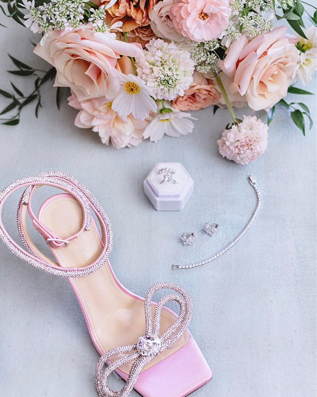 It’s all in the details ✨
•
•
•
•
•
#weddingdress #wedding #weddingday #groom #bride #weddingplanner #weddingphotography #weddingınspo #brideandgroom #weddinggoals #weddingseason #weddings #instawedding #weddinginspiration #destinationwedding #hawaiiwedding #oahuwedding #details