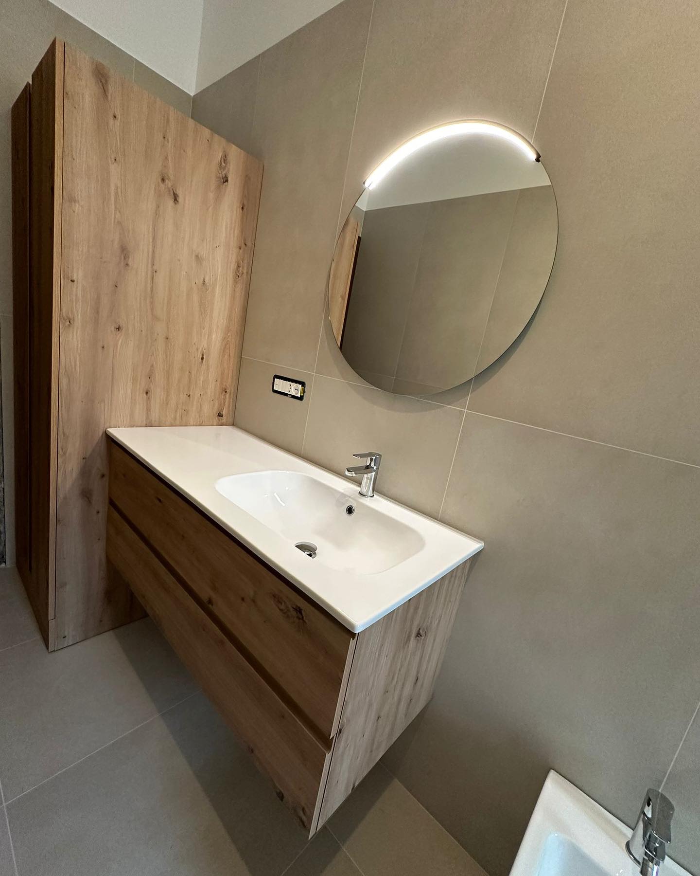 Il nostro cliente ubicato a #Cernuscosulnaviglio ci ha richiesto la ristrutturazione totale del suo bagno e questo è stato il risultato🏡
Il pavimento in #Grès porcellanato serie industrial Ivory richiama la stessa tonalità delle piastrelle in rivestimento, donando al bagno uno stile semplice e minimal, perfettamente valorizzato dalla luce naturale che traspare dalla finestra🪟
Vuoi saperne di più?
Contattaci al:
📲0382 373543
📩 info@italfemgroup.it
Costruire per realizzare i tuoi sogni!
#ristrutturazioniblog#ristrutturazioni#ristrutturazionebagno#famiglia#casaèfamiglia#costruireperrealizzareituoisogni#costruireinsieme#edilzia#amagazing#follow#style#Madeinitaly#ediliziaitaliana#italia#Milano#instagood#instalife#instajob#work