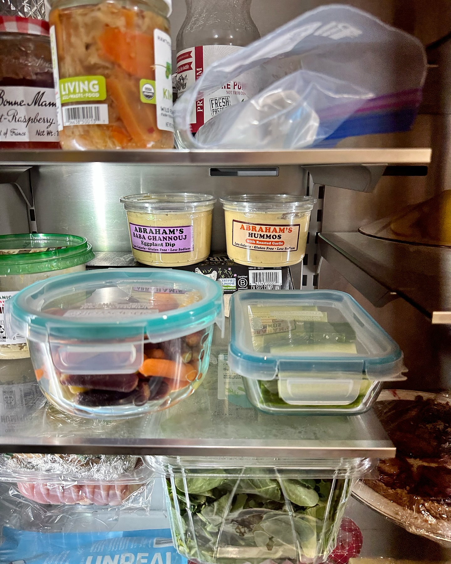 PRO TIP: prep your veggies for snacking so that you don’t forget about them in the drawer at the bottom of your fridge (we’re all guilty of it!). Also, put them in front of your favorite dips so that you’re reminded to enjoy your dip with veggies (in addition to the crackers you were already thinking about). Happiest snacking!
#nutrition #dietitian #nutrethos #eatmoreplants