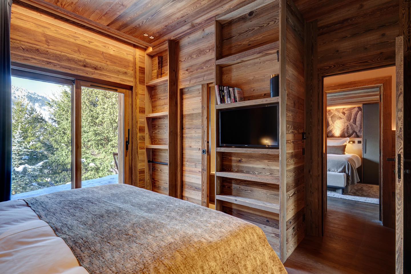 Perfect place to end a ski day. These two rooms have a direct access to our sauna outside 😍 #chaletmenor #meribel #les3vallees #cateredchalet #alps #frenchalps #ski