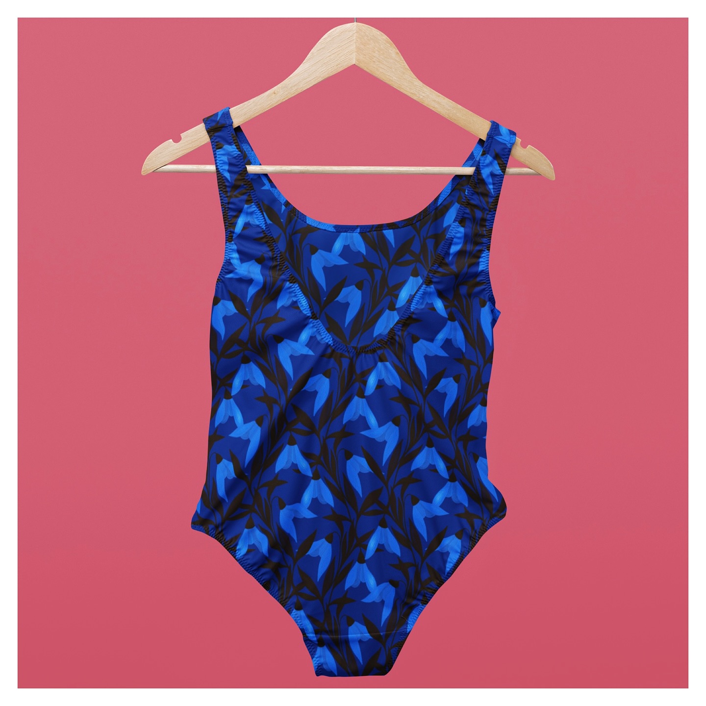 ✨ Hey tout le monde ! ✨
Je suis super excitée de t’annoncer que **tous les motifs** de ma nouvelle collection Swim&Sport sont **enfin disponibles** ! 🌊🌟
Eh oui après de très nombreuses demandes, j’ai refait une prod pour celles-eux qui ont manqué les précommandes!
Et du coup je te présente **ISIL**, un motif magique qui est né d’une promenade au clair de lune. 🌙✨ Parfait pour t’accompagner lors de tes activités sportives et tes baignades estivales, sous la lune ou sous le soleil ☀️ !
💗Alors? ISIL te fait-il craquer?
✨Le tissu est toujours aussi quali :
Traité anti UV 50+ il ne se décolore pas.
- il est résistant au chlore, sel et produits solaires.
- il résiste aux étirements.
- il est super doux, mat, composé de 82% de polyester et 18% d’Elasthane.
en 210gr/m2, pour une épaisseur idéale.
- effet seconde peau.
- il est stretch dans les 4 directions (donc tu peux l’utiliser dans le sens de la largeur et la longueur)
- son taux d’élasticité est de 70%
- il n’est pas transparent.
- il est certifié OEKO-TEX100
De production 100% Européenne (UE), fabriqué en Italie, la ligne d’impression est certifiée OEKO-TEX100, c’est à dire que le tissu est garanti sans aucun résidu de produits toxiques.
🤩Grande nouveauté sur le site, il est presque entièrement disponible en allemand!
++++++++++++++++++
✨Hey, alle zusammen! ✨
Ich bin super aufgeregt, dir mitzuteilen, dass **alle Designs** meiner neuen Swim&Sport-Kollektion **endlich verfügbar** sind! 🌊🌟
Ja, nach vielen Anfragen habe ich für diejenigen, die die Vorbestellungen verpasst haben, eine neue Produktion erstellt!
Und deshalb präsentiere ich dir **ISIL**, ein magisches Motiv, das bei einem Spaziergang im Mondschein entstanden ist. 🌙✨ Perfekt, um dich bei deinen sportlichen Aktivitäten und beim sommerlichen Schwimmen zu begleiten, im Mondschein oder in der Sonne ☀️!
💗Nun? Bist du in ISIL verliebt?
✨🤩Große Neuigkeit auf der Website ist, dass sie fast vollständig auf Deutsch verfügbar ist!
#akikosmood #ichnähe #nähenistmeinyoga #isewmysportswear #swimwearstyle #stoffekaufenmachtglücklich #schweizerdesign #fabricaddict #coutureaddict #tissuaddict #jecoudsmonmaillotdebain #sewaddicted