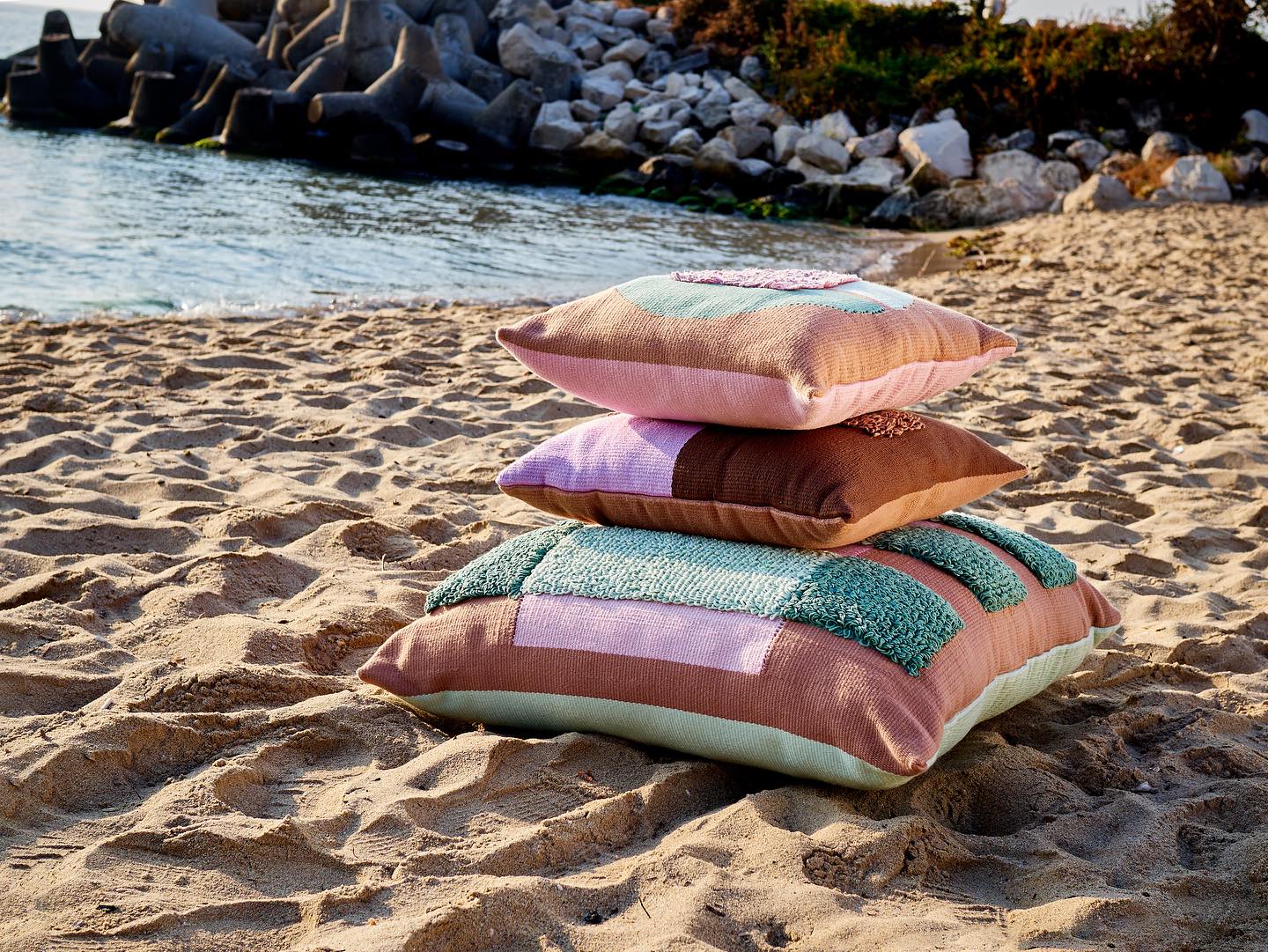 Still a gorgeous Fall out here! I’m getting all cozy with my pillows and my tea!
📸 @irisphoto_graphy
Weavers: @dzevstudio