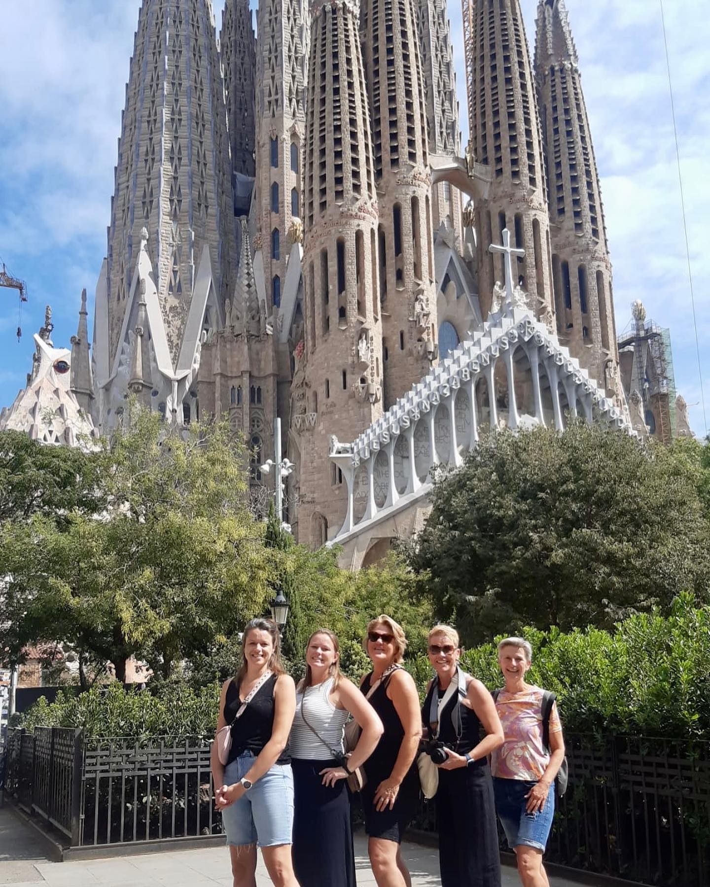 Veel gezelligheid met deze meiden tijdens omze Gaudí en Sagrada Familia fietstour met onze Gaudí specialiste Annemarike!
Ps de bouw schiet nu echt op en het project gaat de laatste fase in. We zien de hoogste toren, de toren van Jezus, nu in rap tempo vorderen. Snel zal de Sagrada Familia de hoogste kerk ter wereld zijn…
