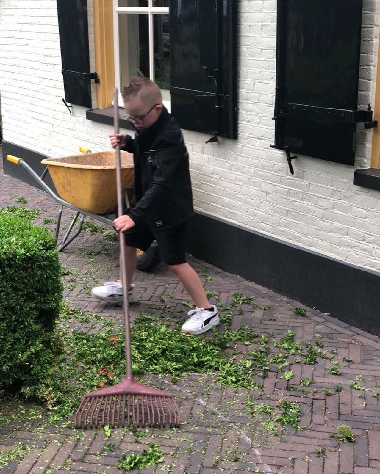 Kijk Nathan is hard werken! Jong geleerd is oud gedaan.. 🍃
#kindergroep #dagbesteding #zorgboerderij #deelnemers #zinvol #grootmiddendorp