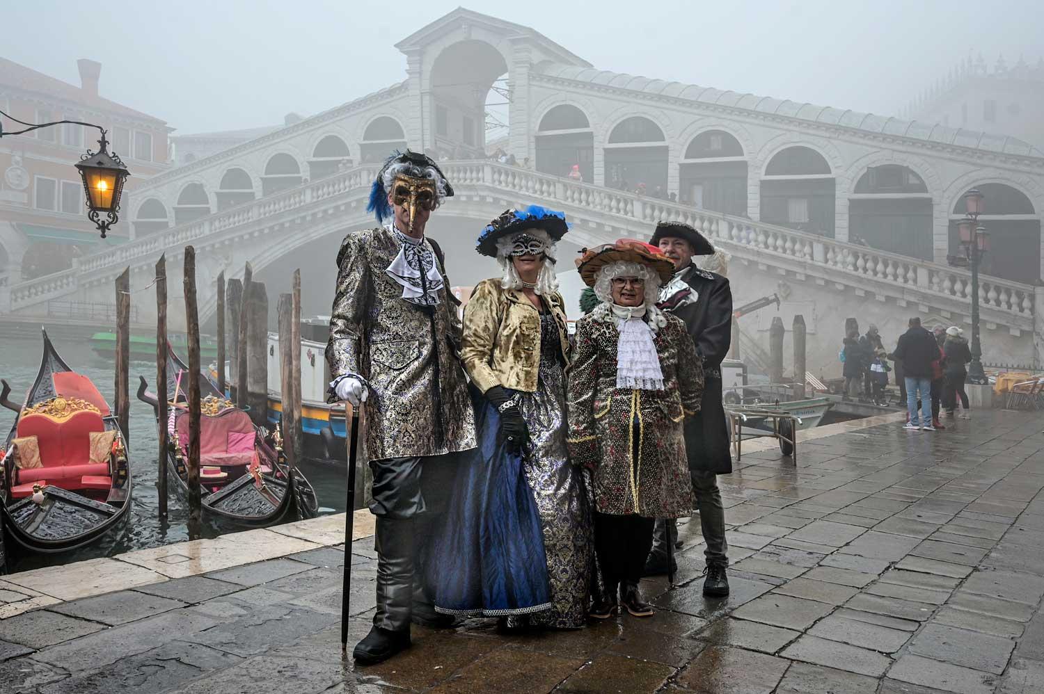 Venezia è sempre un luogo unico. Durante i miei viaggi ci sono stato diverse volte e nessuna è stata uguale alla precedente.
Questo scatto è tratto dal Carnevale 2023 durante una giornata particolarmente produttiva tra maschere, gondole e... nebbia! Bello, eh?
#venezia #carnevalevenezia #fotografoitaliano #fotografoperpassione #artistadigitale #andreaveneziano