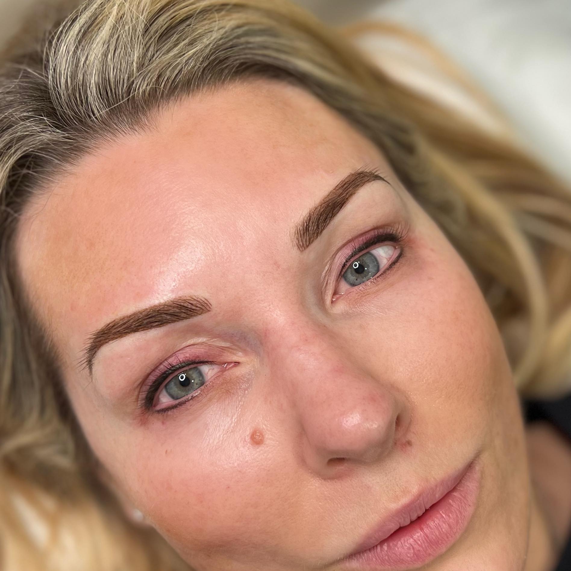 BROWS AND EYELINER 🖤 what a beauty! Imagine waking up like this 😍. Deets: brows are dusty shaded with a couple of hair strokes at the front. Eyes: thicker on top, softer on the bottoms so it’s not too heavy looking.