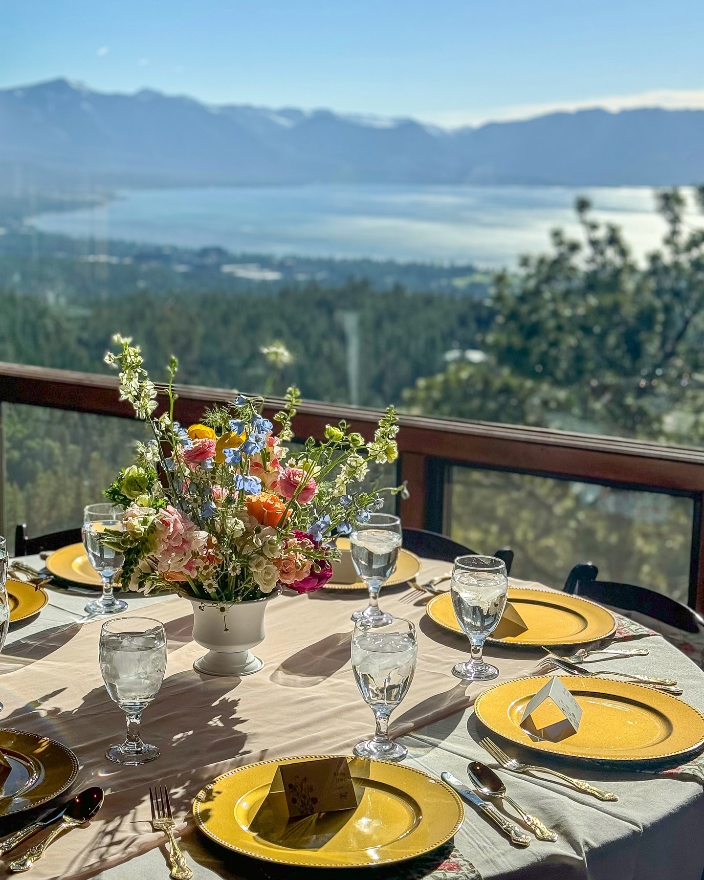views of Tahoe never disappoint 😚🤌🏻
venue: @tahoeblueestate
florals @create_with_t
rentals @carsonvalleyeventrentals