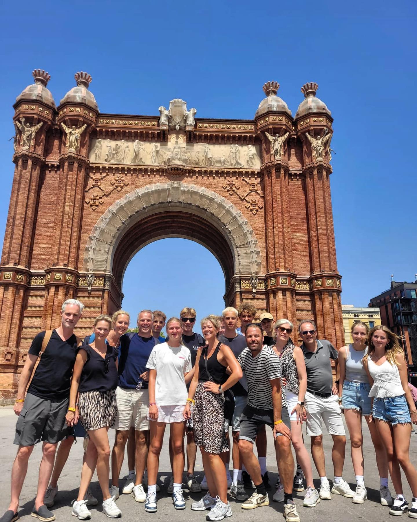 Vier families uit het oosten van Nederland die elkaar gevonden hebben op vakantie en elkaar ieder jaar opnieuw treffen, dit jaar aan de kust net boven Barcelona.
Een groep met een hele fijne ongedwongen relaxte vibe! Een plezier om jullie op de fiets rond te leiden!! 🚲☀️