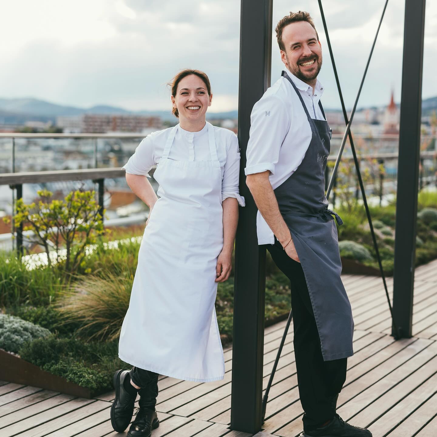 Vor kurzem durfte ich mich Sören Herzig im @restaurant_herzig ein 4 hands dinner kochen.
Danke lieber Sören für die Einladung🫶 Es war ein gelungener Abend mit deinem super Team und tollen Gästen 🤍
Danke @florencestoiber_photography für die schönen Fotos! 🫶
.
#4handsdinner #restaurantherzig #wien