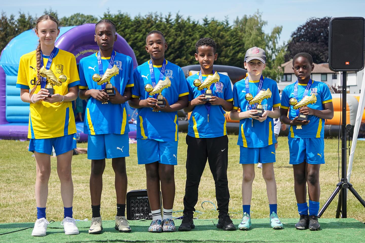 AFC Lewisham 2023/24 end of season presentation was a blast! 🎉 The family came together to celebrate the players’ achievements and thank all the amazing volunteers, coaches, and parents. 🙌⚽
Big thank you @live4morehq for taking the photos and @thatcakebrand for supplying the cupcakes.