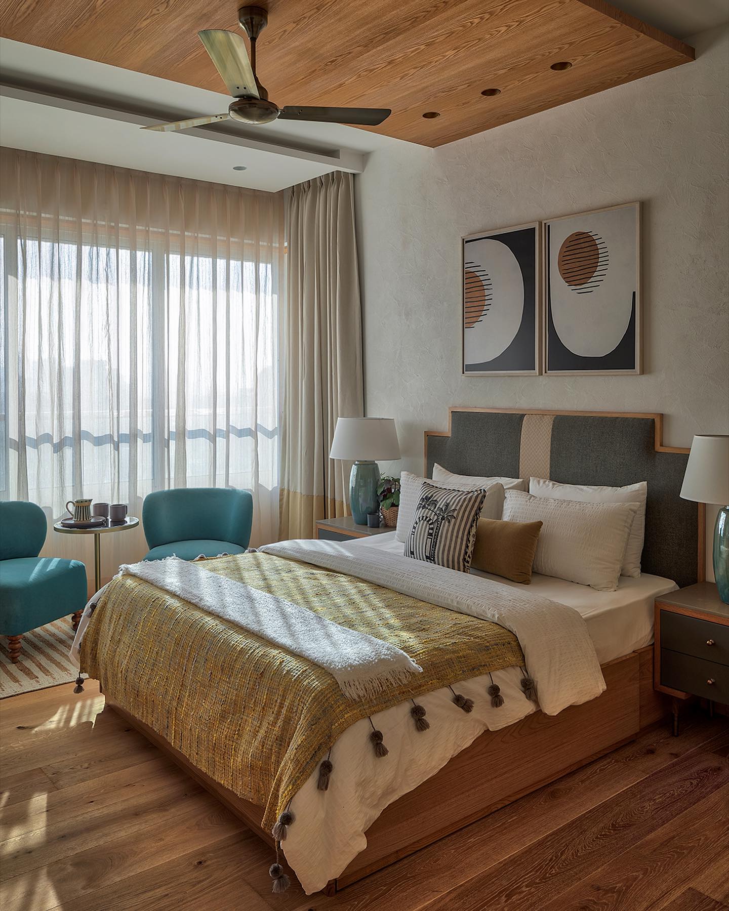 This tropical bedroom created in a very layered yet pared back manner, packs in just enough punch to inspire and sooth both at the same time.. Warm rich oaks marry the greys and yellows with the back drop of rough white walls and bursts of woven textures..
.
.
Design & Styling: @casa_novo 🌴
.
.
.
.
.
Photography: @pulkitsehgal7