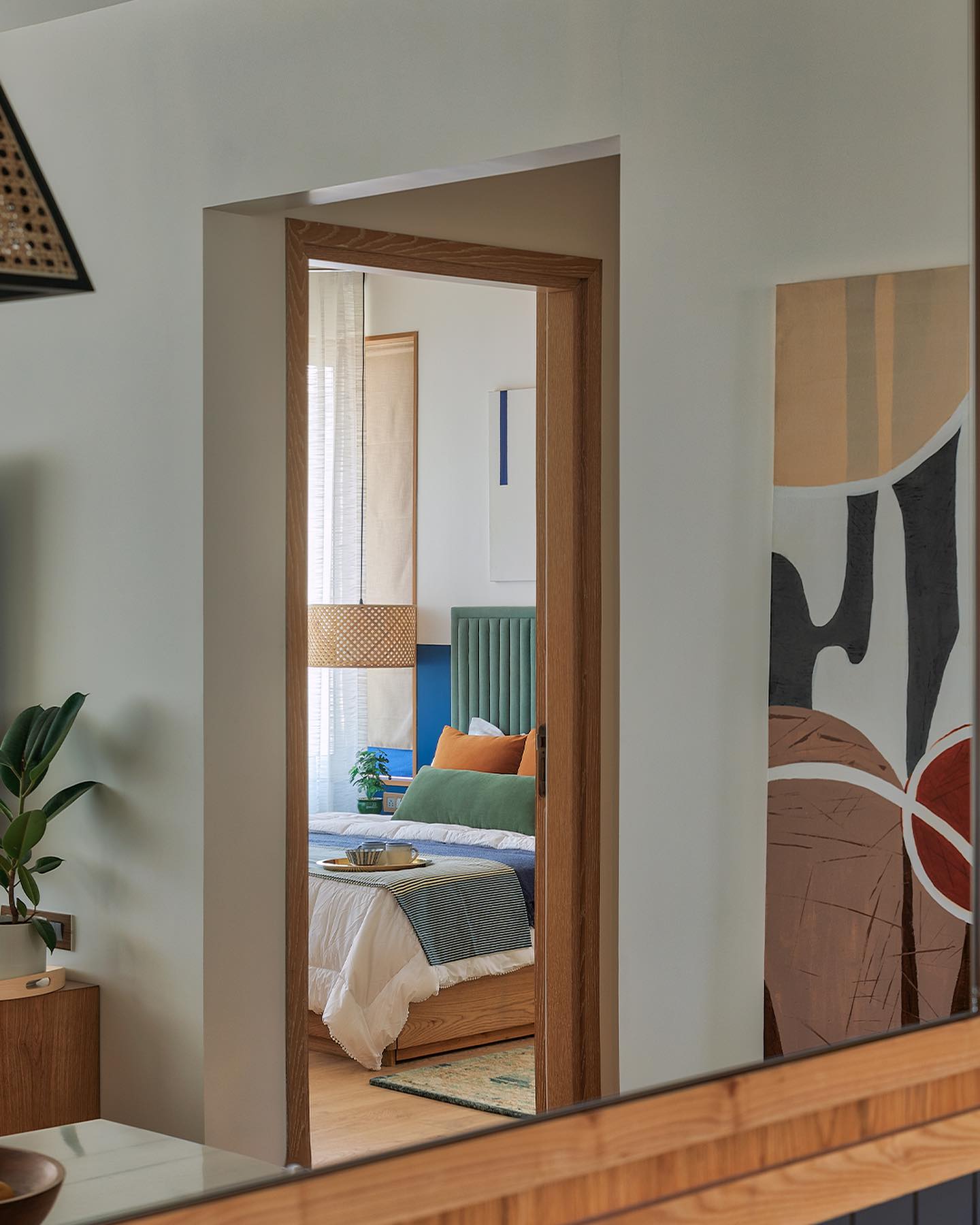 This beautiful west facing bedroom with a lot of sunlight allowed us to play with intense blues and deep greens.. seemingly simple yet very layered and filled with detail..!
Interior design & styling: @casa_novo
Art : @jayshreekhialani_art
Photography: @pulkitsehgal7