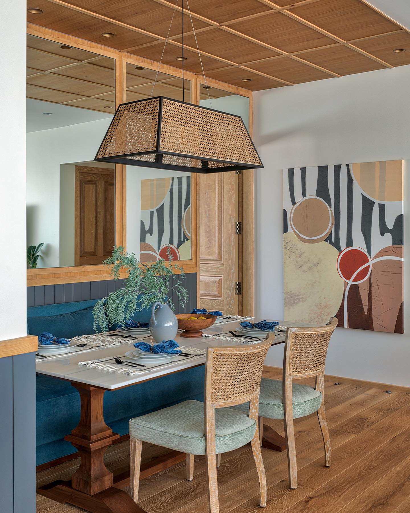 This dining nook of the Casa Grace Home was everything our clients wanted.. Seating for six with a feeling of being at a restaurant booth somewhere gorgeous.. we teamed performance fabrics with a gorgeous Lassa dining top making the experience luxurious yet spill proof!
Beautiful millwork on the walls and ceilings created that warmth for the bold art to take centre stage ❤️
Interior Design & styling: @casa_novo @ekta_khialani
Photography: @pulkitsehgal7
Art: @jayshreekhialani_art