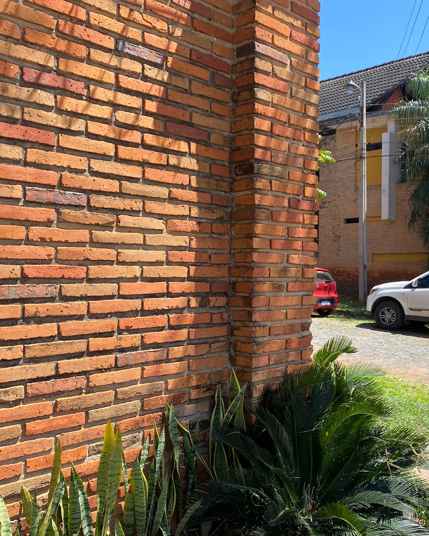 14 Ejemplos de Cercos con Ladrillo de Viviendas en Asunción, Paraguay. Artesanía, tamaño, tonalidades, textura y color. ¿Qué ladrillo te gustó más?
#ladrillovisto