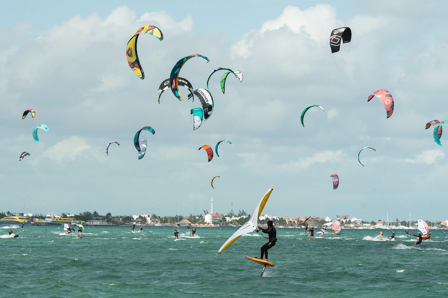 ¡Increíbles días en el Mayan Wind Fest!
Gracias a todos por ser parte de este fin de semana de mucha adrenalina y diversión.
📸 @axelrv.photo
.
#MayanWindFest #QuintanaRoo #Cancun #CaribeMexicano
.
@goquintanaroo @visitcancun @visitbacalar @mycozumel @mazdaoficial @puertocancunclub @optimistmexico @ilca_sailing @somoscalientetv @bacanoraaguamiel @amk.oficial @shakavibescancun #suerox
@fone @cityexpress @balea.brand @cabrinha @redbull @femvela @worldsailing @mexico