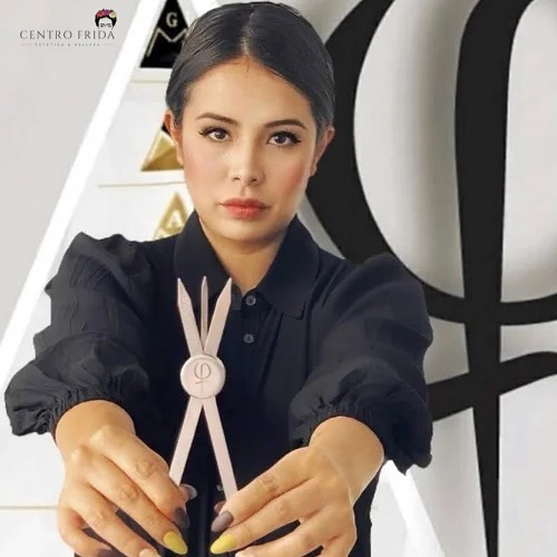 Soy Evelyn Martínez, una apasionada profesional del mundo de la estética, he dedicado los últimos 9 años de mi vida a perfeccionar mi arte y a ayudar a mis clientes a resaltar su belleza interior y exterior.
Con Centro Frida, continúo en la misión de embellecer el mundo a través de la estética, dejando una huella imborrable en cada persona que tiene el privilegio de cruzarse en mi camino 😚
¡Feliz fin de semana para todos! 🙌🏻
Centro Frida 🌸🌺🌼
Estética & Belleza
Whatsaap 📲624252194
••••••••••••••••••••••••
#plasmapenmadrid #dermapenmadrid #esteticamadrid