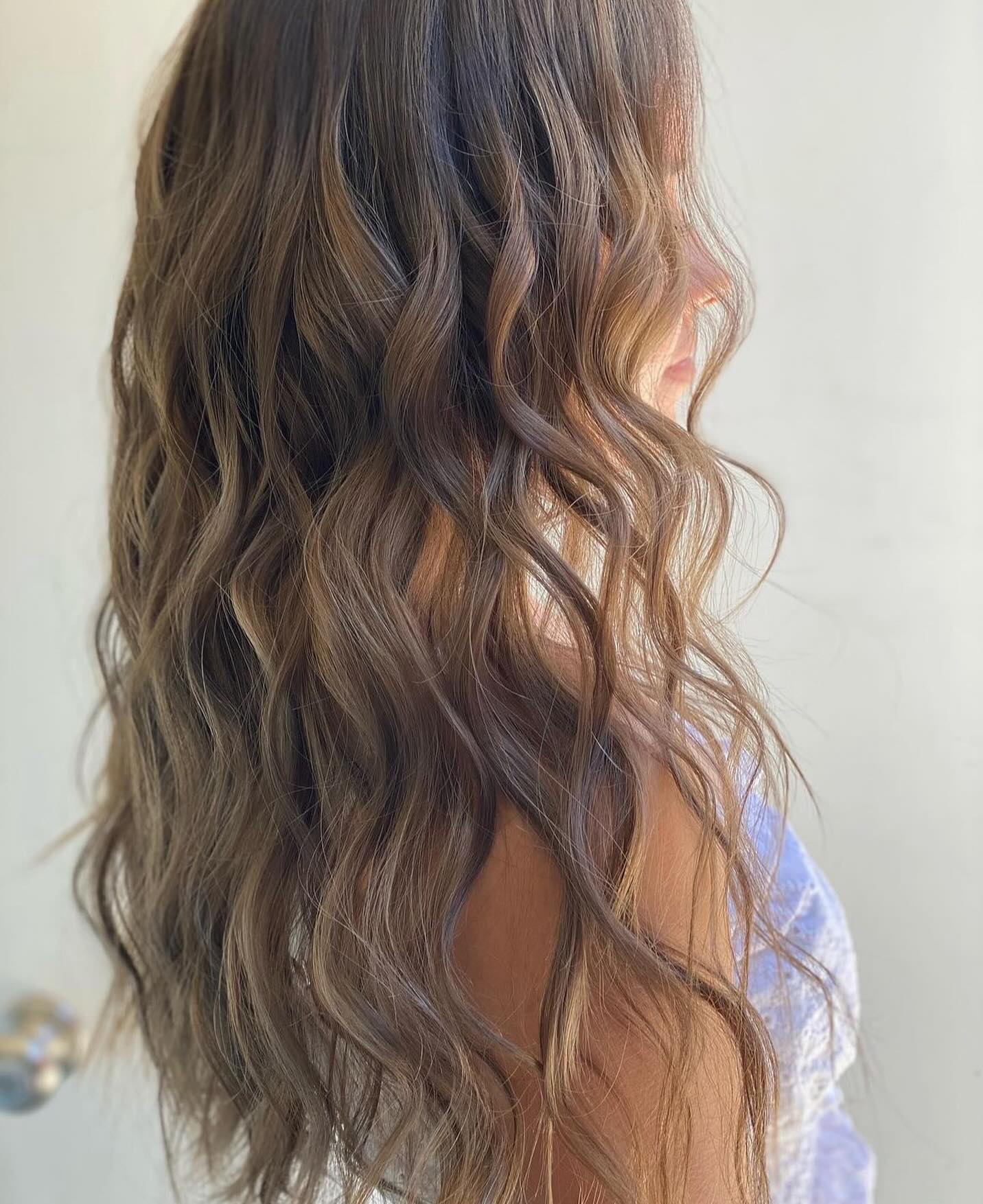 Pearl Bayalage perfection by @hair.by.tinnaaa 🤍🤍🤍
Achieve your blonding goals and keep your hair healthy and strong in the process 🫶 we exclusively use @originalmineral color! #amoniafree #ppdfreecolor #resorcinolfreehaircolor #mineralbasedhaircare #thesalcal
Www.thesaloncalifornia.com