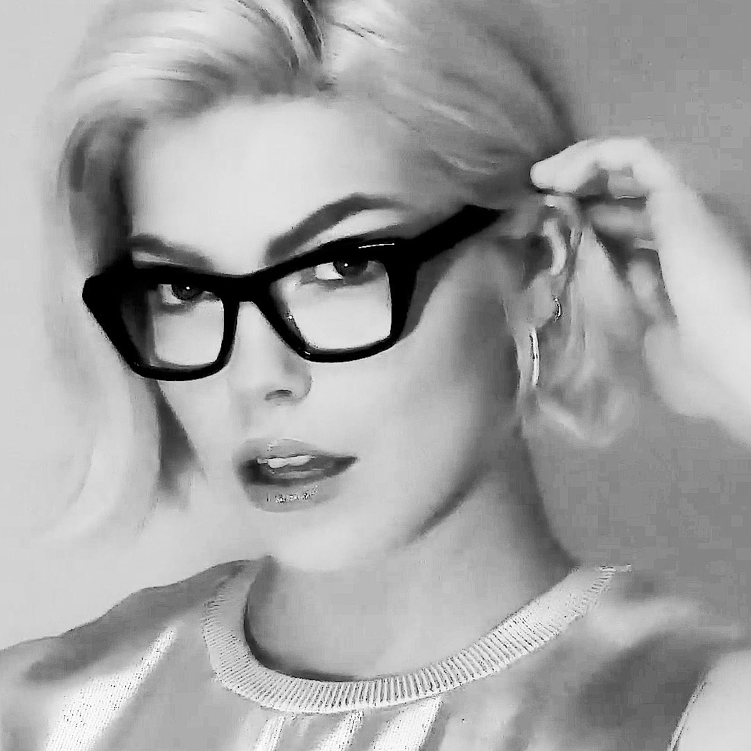 MAXIMUM IMPACT
Bold meets precision with a square, angular silhouette.
Make that statement that’s impossible to ignore.
#eyewear #neweyewear #fashioneyewear #caroneyewear #opticians #independentopticians #CaronEyewearStyle