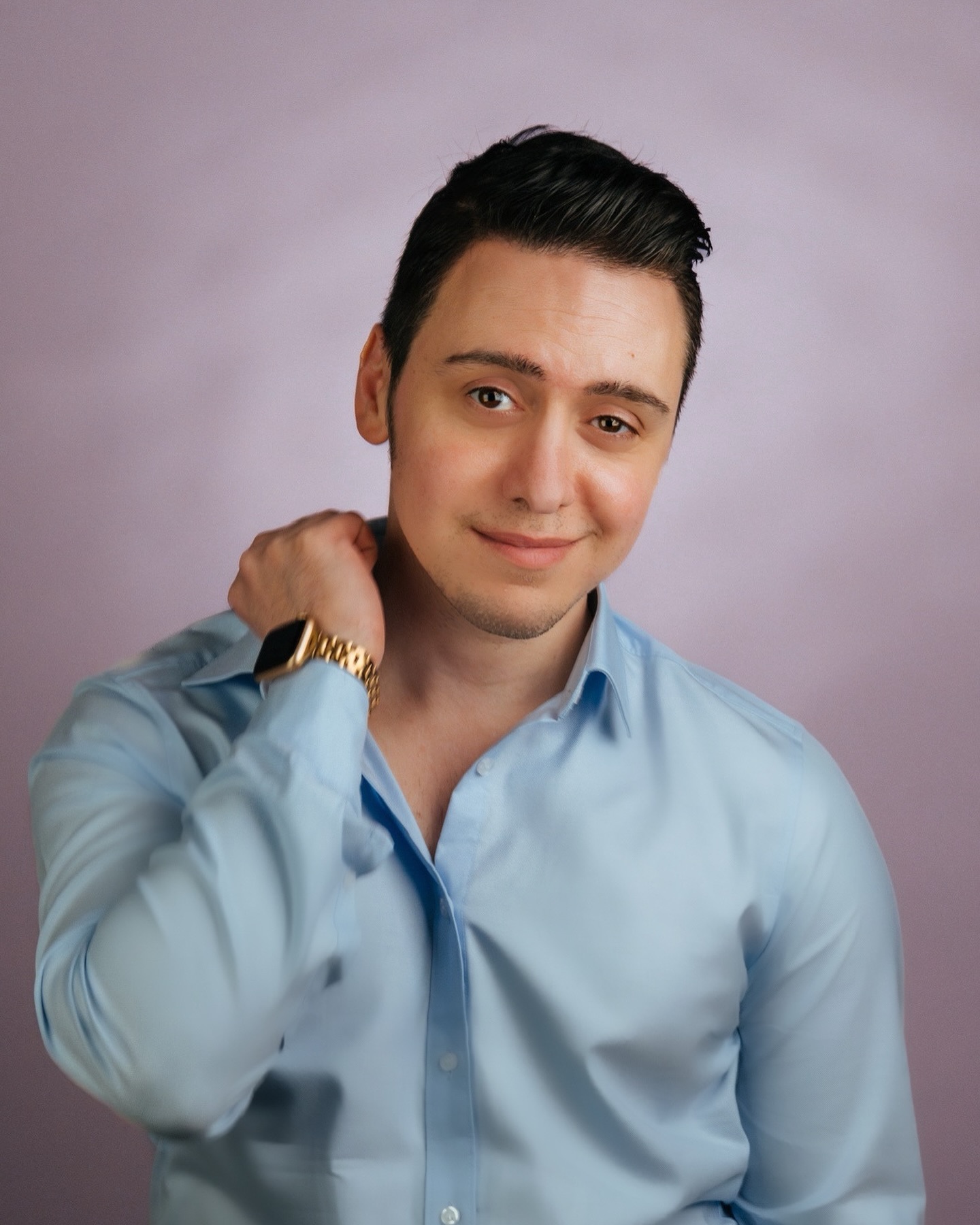 Es gibt Zeiten, in denen die Herausforderungen des Lebens überwältigend erscheinen. Momente, in denen man das Gefühl hat, dass Optimismus und ein klarer Weg vor uns liegen, schwer zu finden sind. In solchen Phasen hilft es oft, innezuhalten, tief durchzuatmen und sich daran zu erinnern, dass wir nicht allein sind. Gemeinschaft und Austausch bieten oft genau die Unterstützung, die wir brauchen, um wieder Kraft zu schöpfen.
In meiner Arbeit als Trainer und Coach im Bereich Rassismuskritik und Empowerment habe ich immer wieder erlebt, wie wichtig es ist, Räume für Reflexion und Bewusstsein zu schaffen. Diese Räume bieten die Möglichkeit, sich selbst zu hinterfragen und sich mit Privilegien und Machtverhältnissen auseinanderzusetzen.
Besonders im Kontext von Rassismus und Diskriminierung stellt sich die Frage: Wie bewegen wir uns als Einzelne in der Gesellschaft? Welche Privilegien genießen wir – sei es als weiße Person oder in anderen privilegierten Positionen – und wie können wir diese Privilegien nutzen, um für eine gerechtere Welt einzutreten?
In den sozialen Netzwerken spüre ich oft, dass viele Menschen das Bedürfnis haben, sich zu allen Themen äußern zu müssen. Dabei vergessen wir häufig, dass es vollkommen in Ordnung ist, sich nicht immer und zu allem zu äußern. Es geht nicht darum, ständig präsent zu sein, sondern authentisch und bewusst zu handeln. Manchmal ist es wichtiger, sich zurückzuziehen, um sich selbst zu stärken und zu reflektieren, als sich unter den Druck zu setzen, auf jede Krise reagieren zu müssen.
Ein reflektierter Umgang mit sich selbst und der Welt um uns herum – das ist es, was letztendlich zählt. Wir sollten uns nicht dafür schämen, wenn wir uns gut fühlen oder auch mal nicht wissen, was wir sagen sollen. Sich gut zu fühlen ist keine Schuld, sondern eine Kraftquelle, die uns in die Lage versetzt, langfristig für andere da zu sein und Konflikte konstruktiv zu bewältigen.
Wir sollten uns nicht dafür schämen, wenn wir uns gut fühlen, mal nicht wissen, was wir sagen sollen. Sich gut zu fühlen ist keine Schuld, sondern eine Kraft.
Foto: Leander von Thien