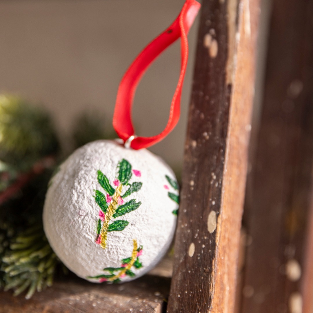 Tu connais les boules de Noël en papier mâché ?
Ce sont les jolies créations de Florianne @les.pepites.du.tiroir .
A placer sur ton sapin bien sûr, mais aussi sur un échelle de peindre (voir l'article dans la rubrique Dossier de décembre, et à shopper chez @babioles_etc ), sur une poignée de porte, une étagères etc
N'hésites pas à semer de la déco de Noël dans ta maison 🎄
Et toi tu as des créations artisanales dans ton sapin ?
#cavatadeco #magazine #decoration #sapin #artisanat