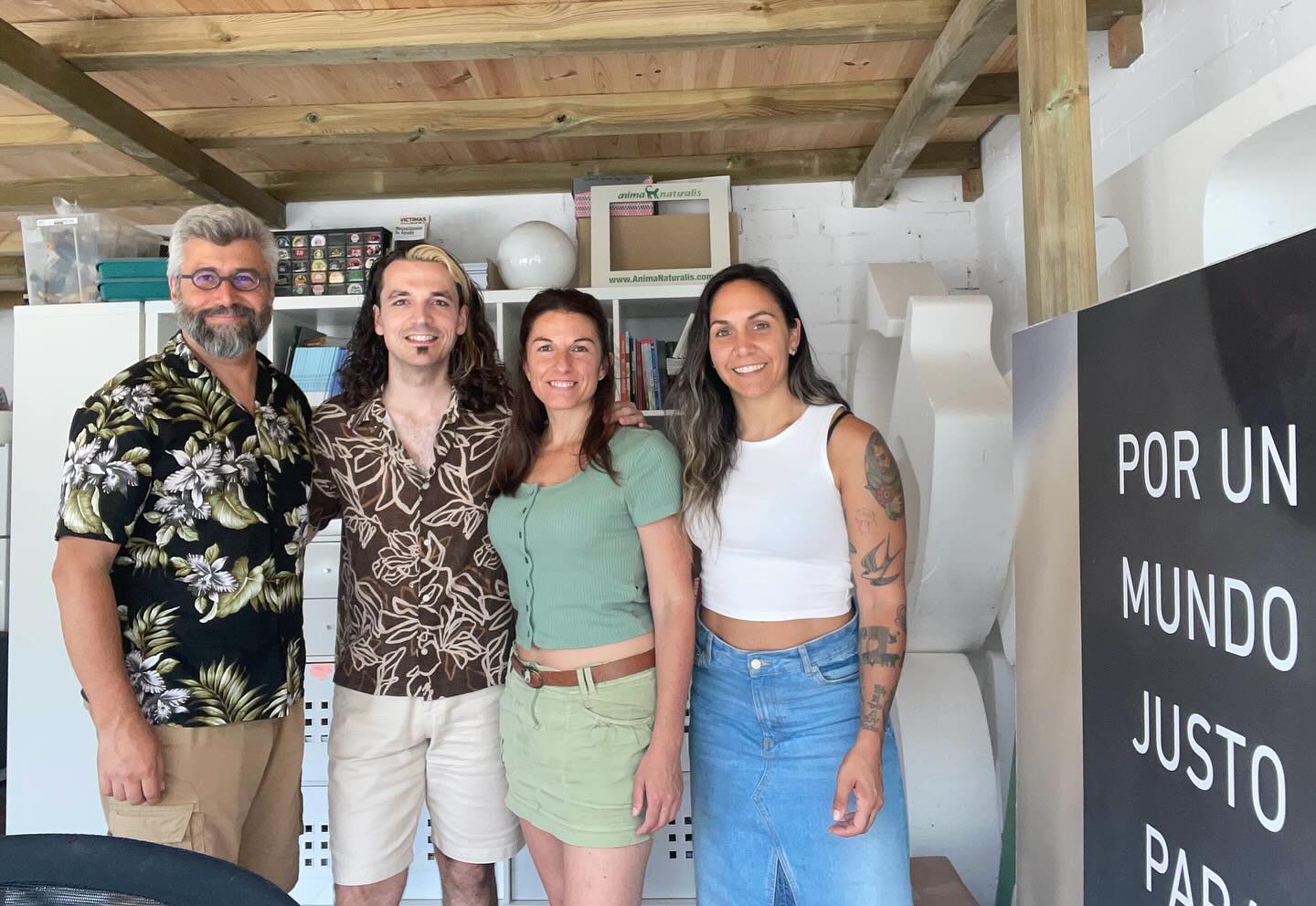 Con parte del equipazo de @animanaturalis que está trabajando muy duro para sacar adelante la ILP @noesmicultura.ilp para derogar la ley que considera a la tauromaquia patrimonio cultural. 🚫🐂 Mi admiración total por todos ellos por su dedicación para buscar un mundo mejor y más justo con los animales. 💚🙏🏻 He podido recoger muchos pliegos para que podáis seguir firmando en Cantabria. Atentos a nuestras redes donde publicaremos los eventos en toda la provincia y ya sabéis que podéis acudir a Lush, @floristeriaciriaco o el Restaurante La Parada a firmar. Solo quedan 4 meses y quedan muchas firmas, ¡Hay que conseguirlo! ✊🏻🌟
—
Visiting @animanaturalis headquarters in Barcelona. Spanish non-profit that works really hard to make a better world for the animals. Now their focus is on @noesmicultura.ilp A very important popular legislative initiative, the first step to ban bullfighting in Spain. Happy to be collaborating with them in our region, Cantabria. 💚✊🏻🚫🐂
#animanaturalis #animalrights #nonprofit #nonprofitorganization #derechosanimales
#banbullfighting #banbullfightingforever #bullfighting #tauromaquia #tauromaquiaabolicion #stopbullfighting #stoptauromaquia #dinoalatauromaquia #noesmicultura #noesmiculturailp #barcelona #spain