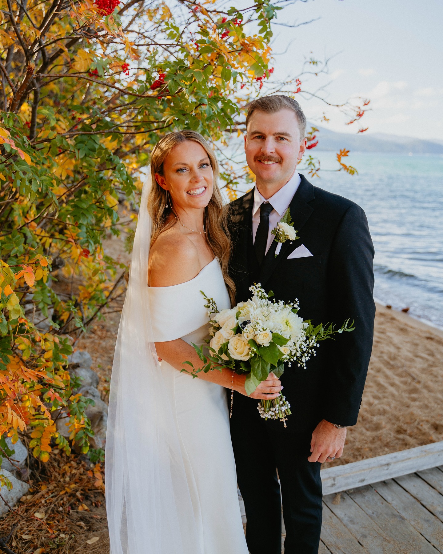 reasons why fall is my favorite season: this photo
(by @geodes_)
florals by @awesomeblossomfloraldesign