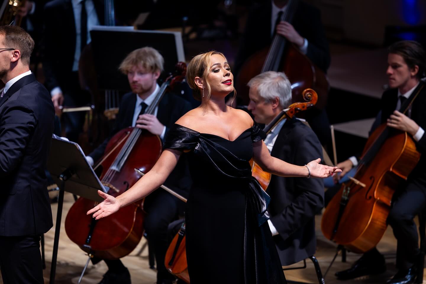 I am so happy I managed to recover from covid quickly enough to join all of my lovely friends for a gala concert in Estonia last weekend, and what an absolute joy it is to agin sing under the baton of @kaspar_mand.
📷 @erlendstaub
#operasingersofinstagram #music #concert #opera #estoniangirl #singer