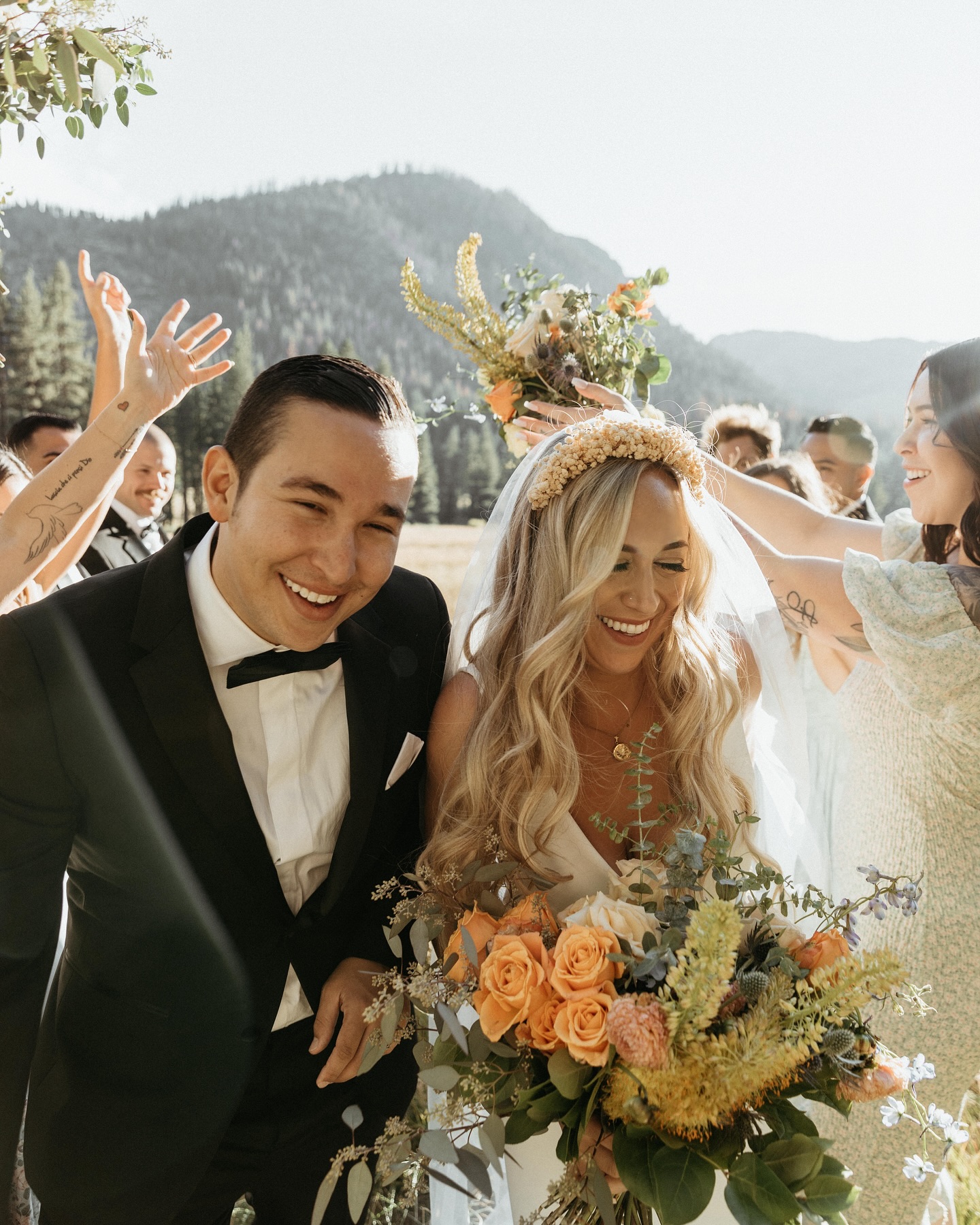 Eeeeek!!! Happy May 1 aka the official start of wedding season!!!
Photo by @abbicooley
Florals by @awesomeblossomfloraldesign
