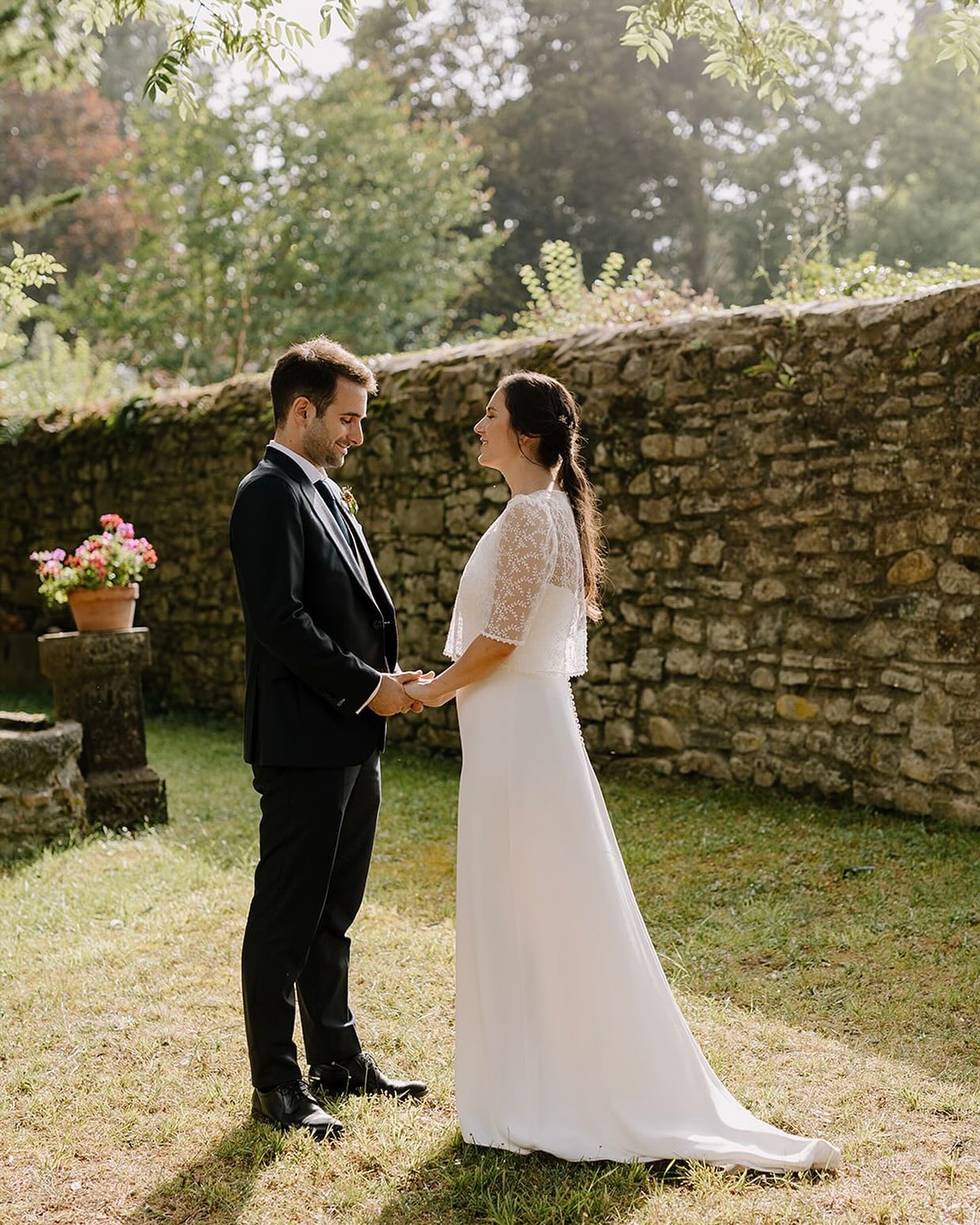Un ratito para los dos mientras la fiesta sigue en otra parte.