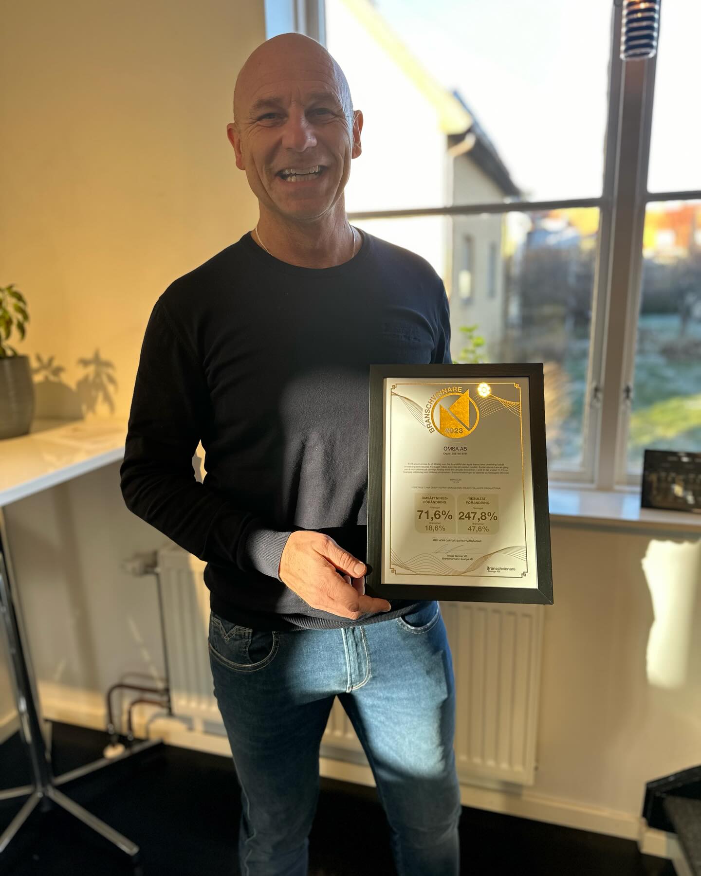 Alltid trevligt med händelser att fira. Ett litet bevis på att vi både tänker och jobbar rätt. 🏆
Branschvinnare i Sverige AB utser årligen de företag som får utmärkelsen Branschvinnare baserat på föregående års bokslut. En Branschvinnare är ett företag som har överträffat den egna branschens utveckling i såväl omsättning som resultat. Företaget måste även visa ett positivt resultat. Snittet räknas fram en gång per år och baseras på samtliga företag inom den aktuella branschen. I snitt är det bara 11,7 % av Sveriges aktiebolag som tilldelas utmärkelsen 2023. Branschindelningen är baserad på företagens SNI-kod*.
* SNI står för Svensk