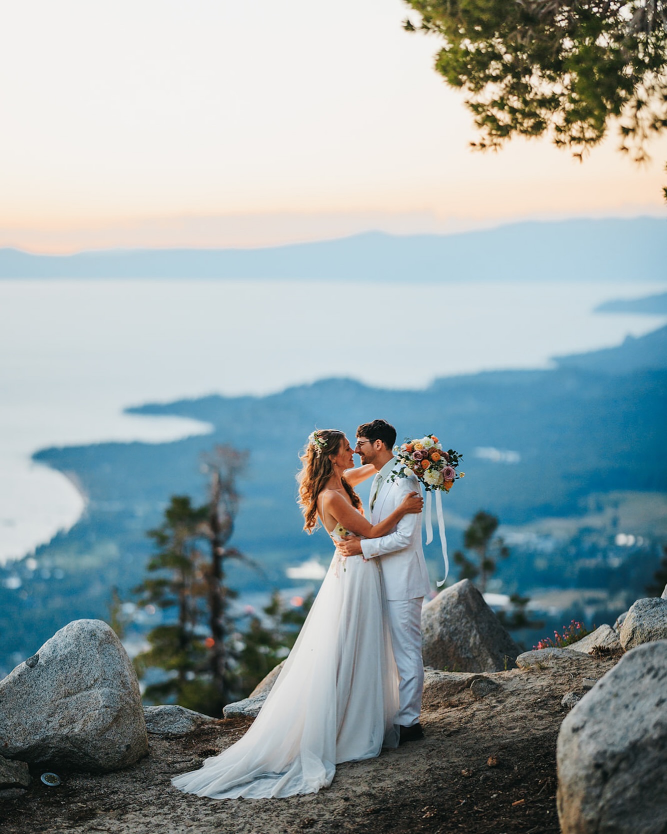 can’t beat these views 👏🏻 captured by @vildphotography
Coordinator: @eventplanningbyannie
Venue: @vailresortsweddings
Photographers: @vildphotography
Florist: @dreamweaver.florals
DJ: @laketahoedjs
Cake/Dessert: @laketahoecakes
Photo Booth: @picboxphotobooth
Hair & Makeup: @tahoeweddinghair