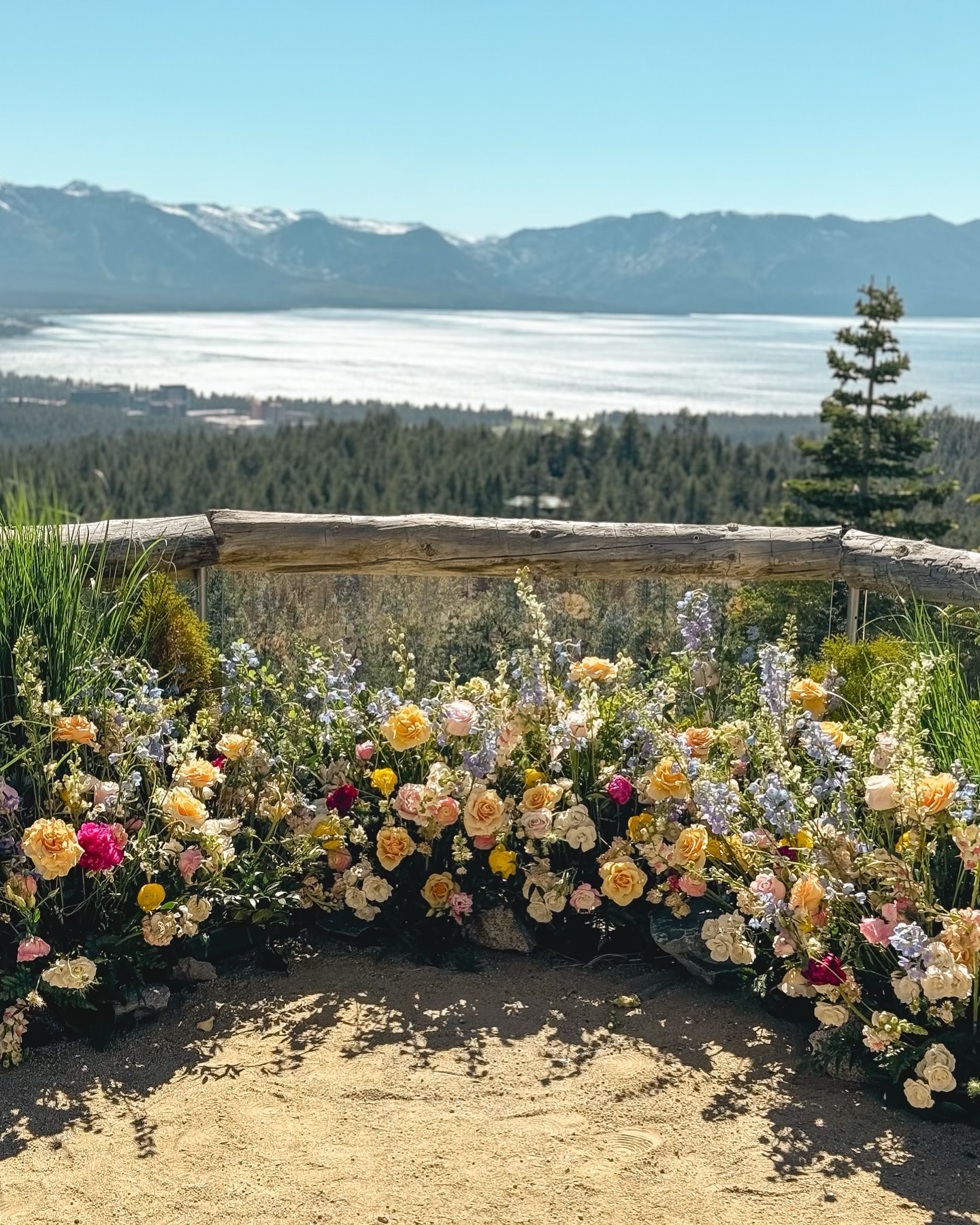 swipe to see how transitioning your arch arrangements to your sweetheart table is the perfect way to use your beautifully curated floral arrangements in multiple ways & spaces!! florals by @create_with_t