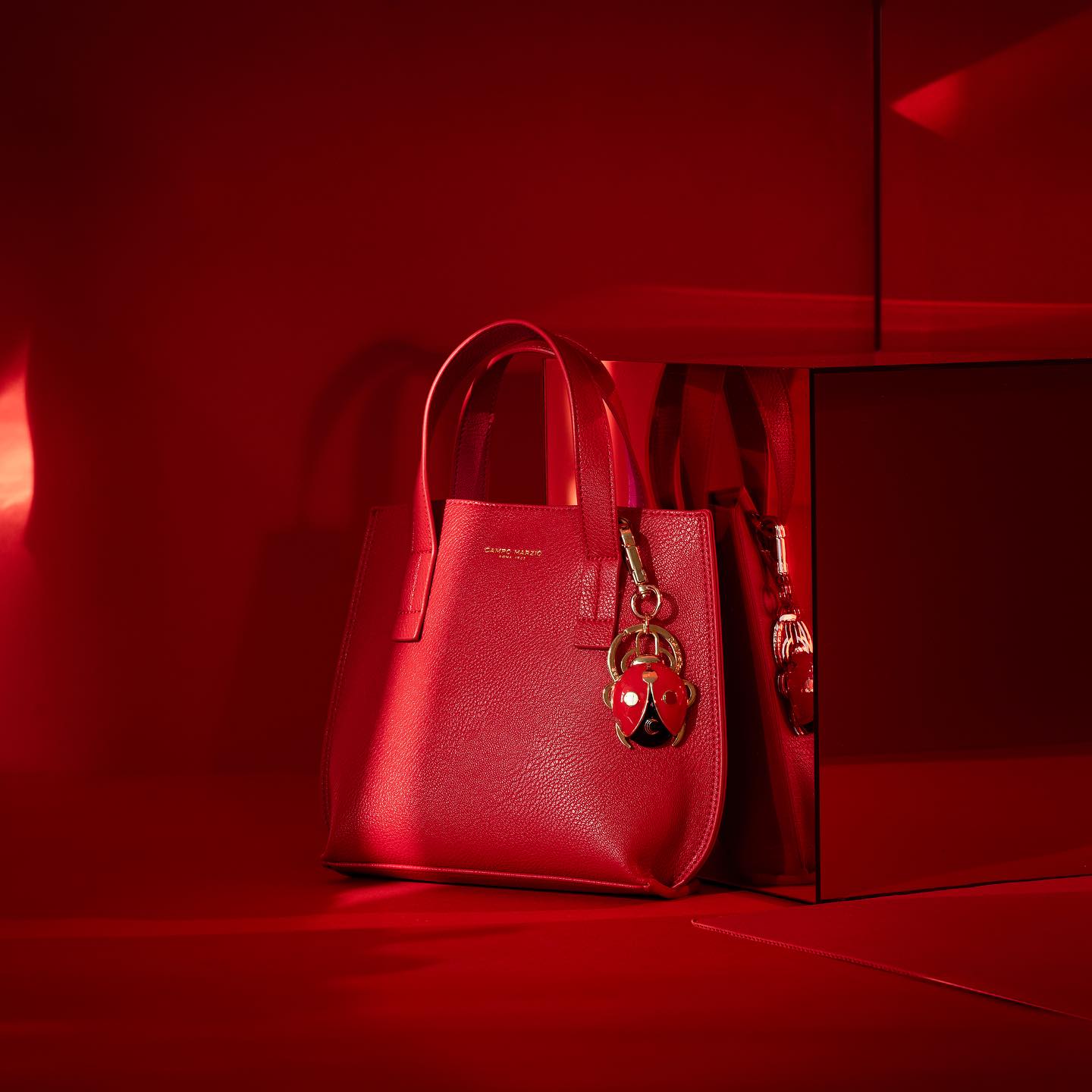 Elevate Valentine’s Day ♥️ with our chic dual-colour Tote Bag! Perfect for carrying love notes and essentials in style. #ValentinesDay #CampoMarzio #totebag