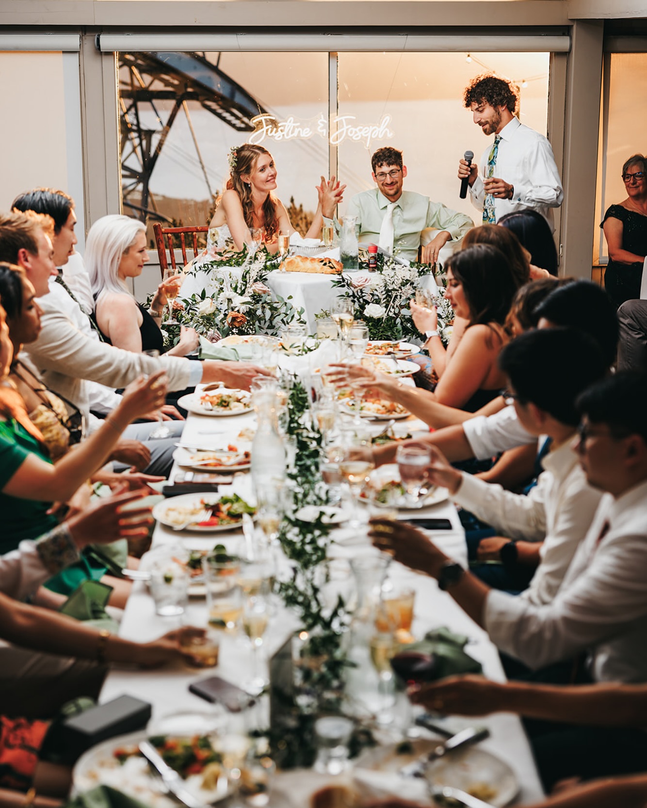 dinner with all your besties!! what could be better?? photo captured by the amazing @vildphotography & florals by @dreamweaver.florals
