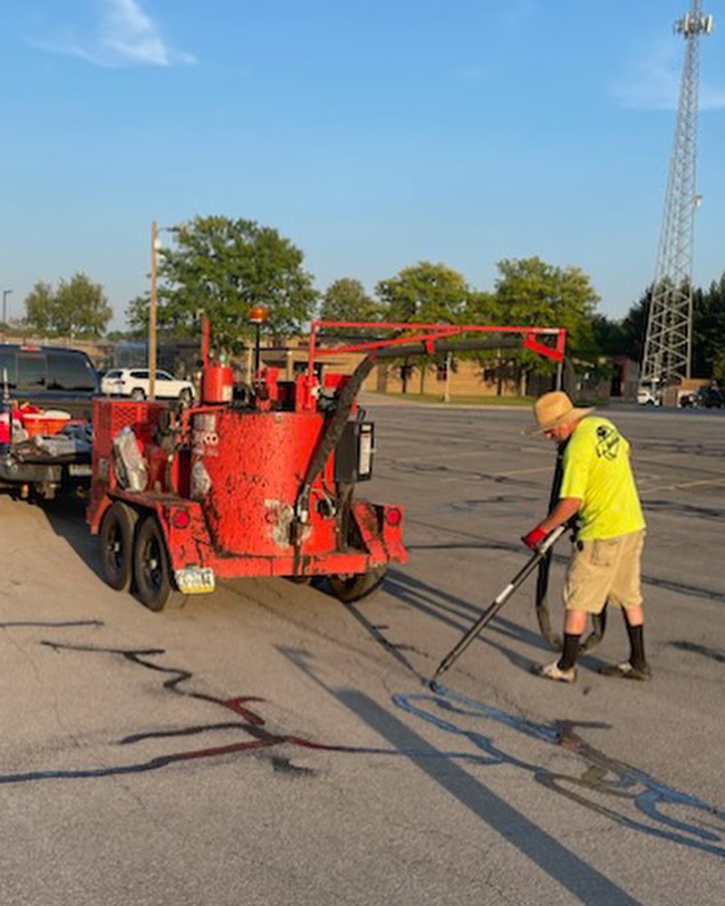 Nothing like hot crack filling as the ☀️ goes down. 🦏 rocking that hat!
#rynocoatings #rynocoat #hotcrackfill #sealcoating #sealcoat
