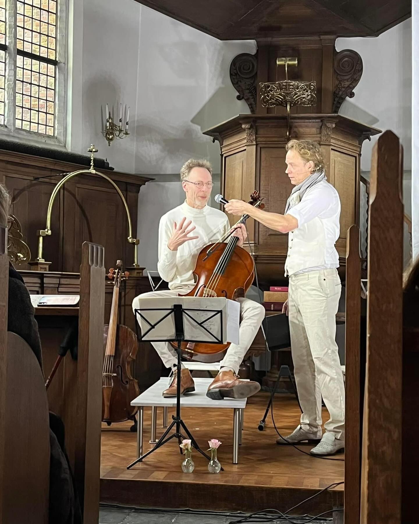 In de voorstelling Bach Luther Cellosuites vertelt cellist @jorisvanhaaften over het verschil tussen de cello en violoncello piccolo.
Volgende voorstelling :
Rotterdam 26 mei 12.30 in de @andreaskerkrotterdam
TOEGANG IS GRATSI!! Aanmelden verplicht!
Aanmelden kan via de link in bio of via www.bachluther.nl/agenda
@oranjekerk_amsterdam
@luthersamsterdam @luthersegemeentearnhem @theaterinsblau @stadsgehoorzaalkampen @lutherse_kerk_denhaag
#TheaterVanDeHeelheid #LutherseKerk #Theater #cellosuites #BeleefHetMetOns #BachLuther #LutherseGemeente #LutherseKerk #Voorstelling #Heelheid #UniekeErvaring SamenUit #TheaterBeleving #VriendenUitnodigen #TicketsBeschikbaar #Cultuur #CultureleErvaring