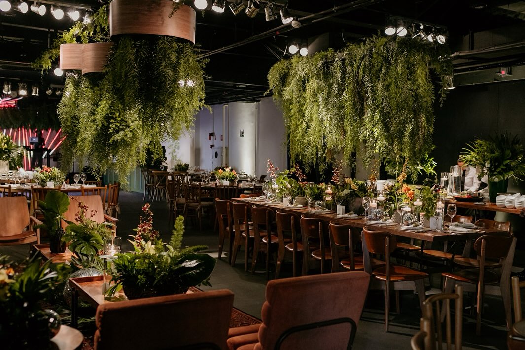 Iluminação cênica para o casamento do André e do João.
#iluminacaoparacasamento #iluminaçãonatural #iluminacaoambiente
Assessoria @amoraassessoria
Decoração @cristinaflordecor
Espaço @espacoaroo
Foto @canvasatelie
Gastronomia @buffetarquitetandopaladar
Identidade visual @estudiopinus
Som e iluminação @mdeventosproducoes