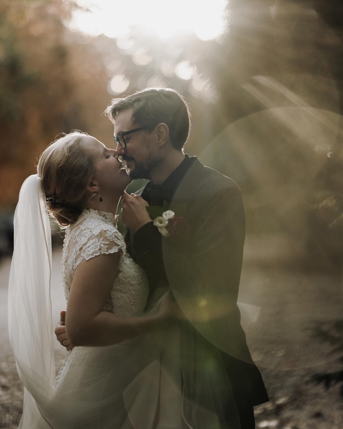 I have to admit, the cold isn’t really my thing, but there’s something oddly romantic about winter weddings.
Maybe it’s the tree colors or the extra coziness between the couple (probably just to stay warm). Sharing a peek into the sweet and cozy Castle wedding of H&B