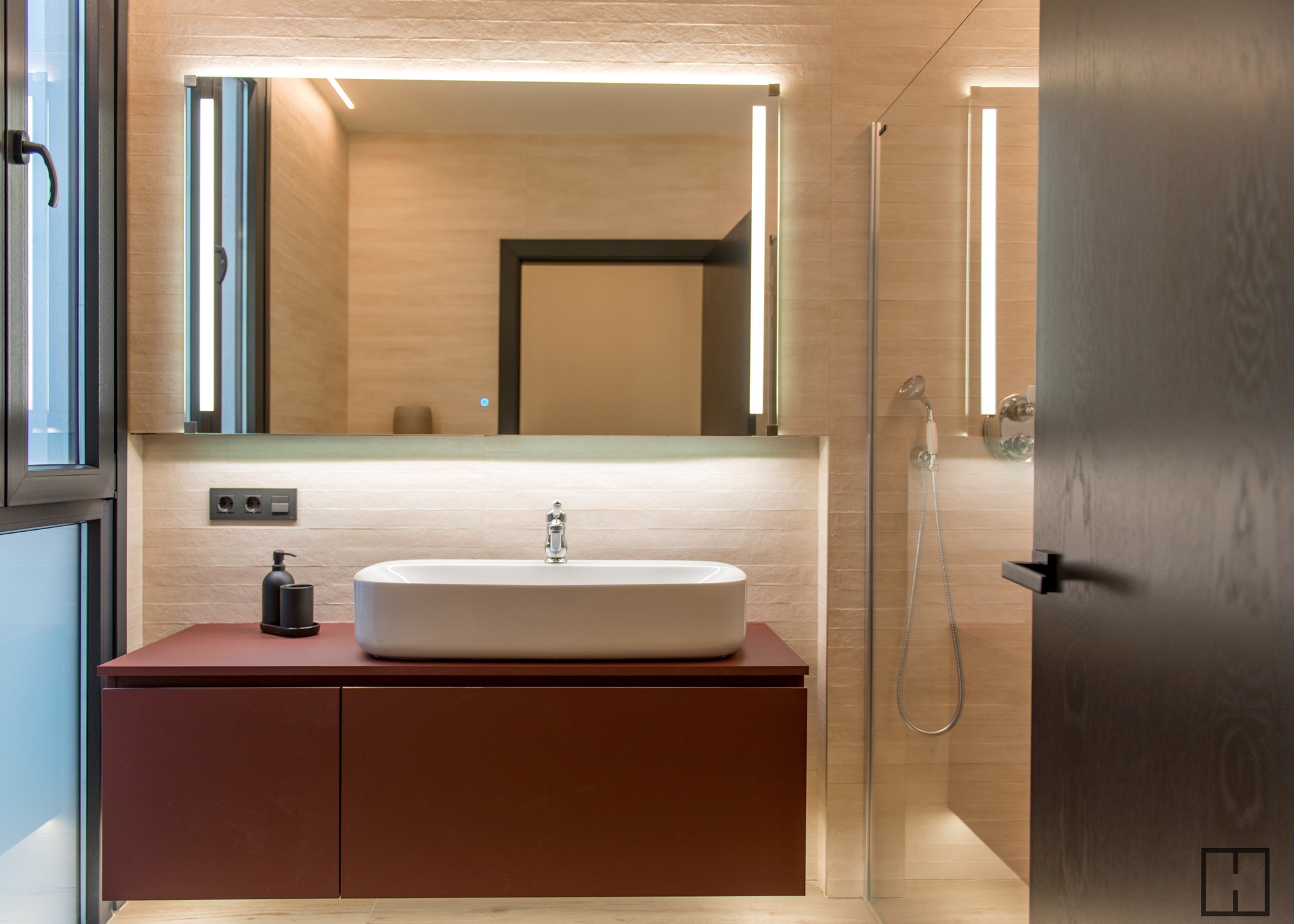 Un bany molt elegant 🚿🚽
📸 @annacalafellphotography