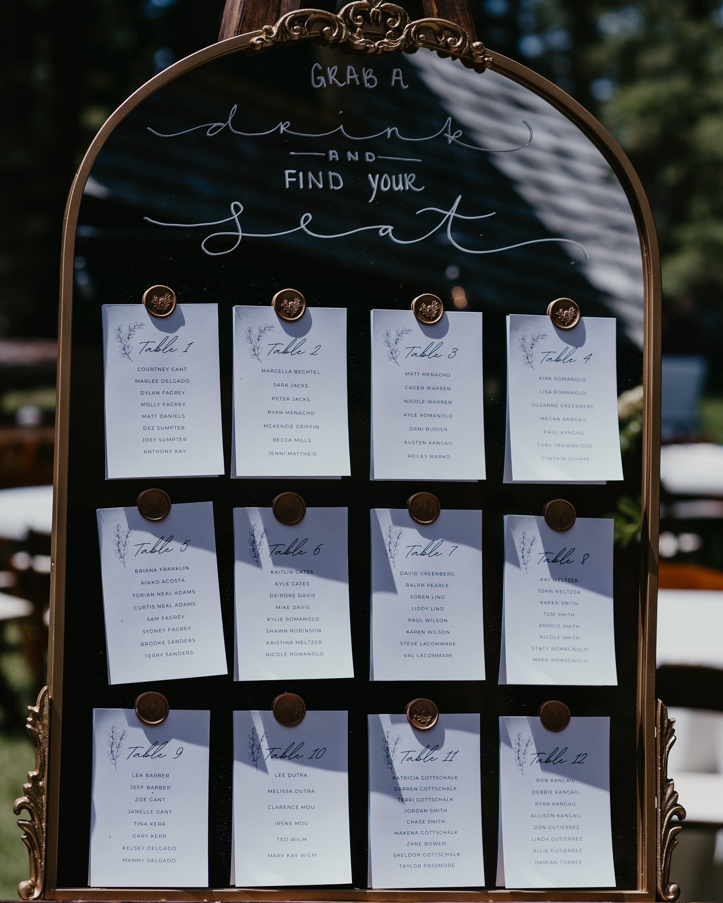 A mirror that acts as a gorgeous seating chart, but doubles as something you can put in your home after your wedding day?! 😍
Photo by @toristantonphotography