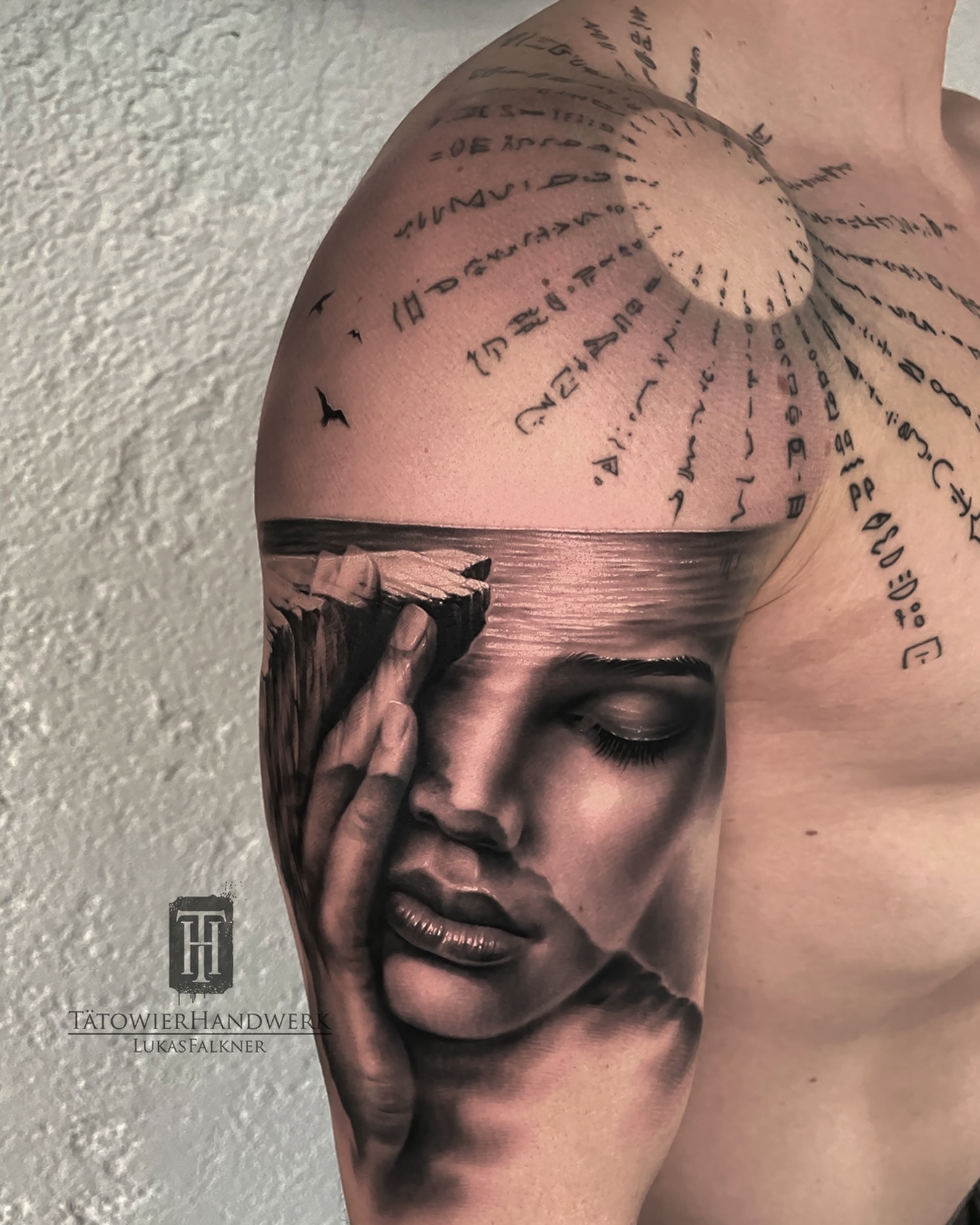 Totally forgot about this one. Double exposure piece I created a while back. The hieroglyph-sun thingy at the top section was done by my lovely teammate @tattoosbypatrizia 🔥
#tattoo #ink #tattoos #tattooartist #realism