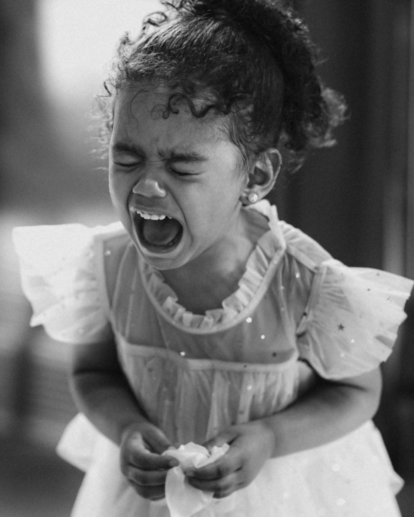 Verdriet en woede, de twee emoties die ik de afgelopen dagen heb ervaren. Deze twee foto's leken me toepasselijk hiervoor. Er gebeurt momenteel veel in de wereld. Door alle ellende en eenzijdige nieuwsberichten lijkt het alsof er weinig goeds in de wereld gebeurt, wat natuurlijk niet waar is.
Het doet zo'n pijn om de berichten over Israël en Gaza voorbij te zien komen, evenals de aardbeving in Afghanistan en de voortdurende strijd onder mijn landgenoten in Iran. Ik ben blij om eerlijke berichten van sommigen te lezen, maar helaas is de berichtgeving nog vaak eenzijdig. Het maakt niet uit wat je geloofsovertuiging is of waar je geboren bent; in een conflict zijn burgers altijd de slachtoffers.
Ik voel me sterk betrokken bij deze landen. In 2005 heb ik veel gezien en ervaren in Israël en Palestina (zie mijn oudere posts hierover). Ik hoop ooit terug te kunnen gaan, zonder de vreselijke conflicten. 🙏🏼